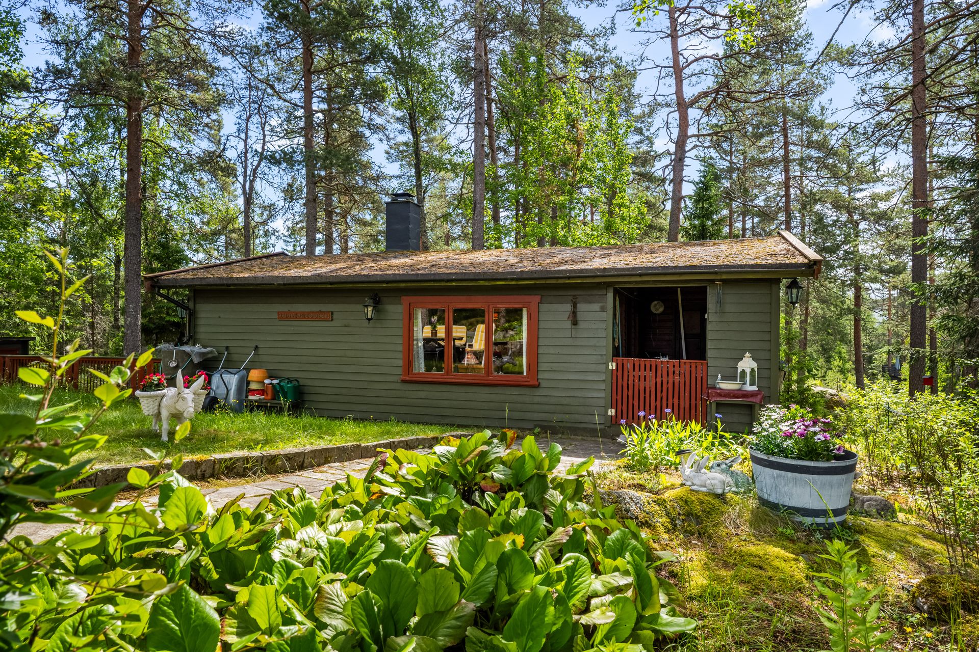 Ludvigtoppen ligger idyllisk til på toppen av åsen ved Stiklatjern. Bilde nummer 2 av 3