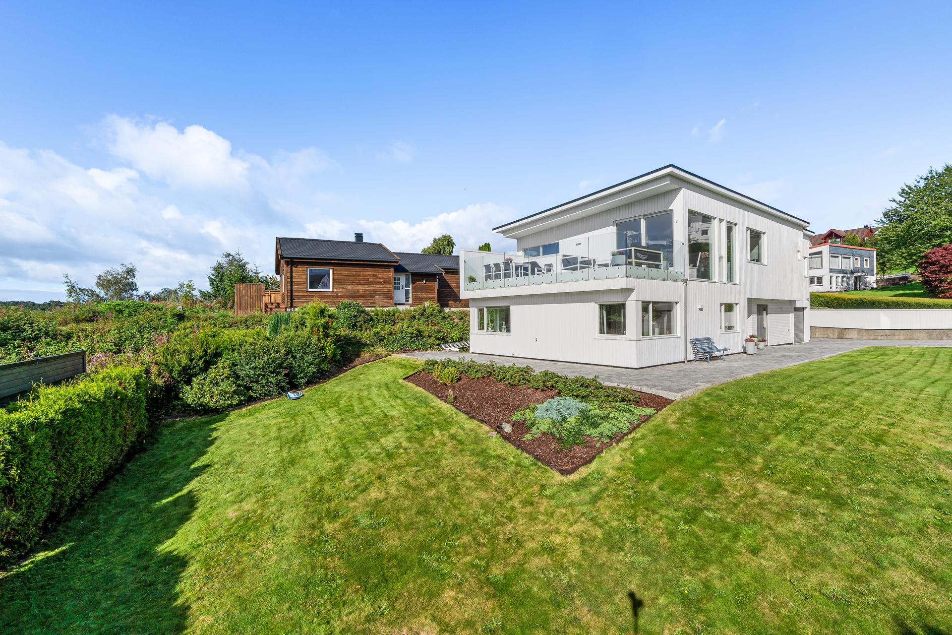 Boligen har en opparbeidet hage og en vestvendt takterrasse med direkte utgang fra stuen.. Bilde nummer 3 av 3