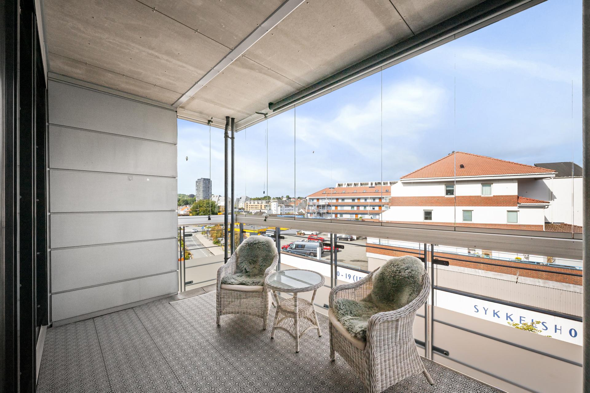 Innglasset balkong på 10 kvm. Da den er innglasset så utvides sesongen i begge ender i forhold til vår/sommer. Det er også en kjekk uteplass ved inngangspartiet. . Bilde nummer 3 av 3