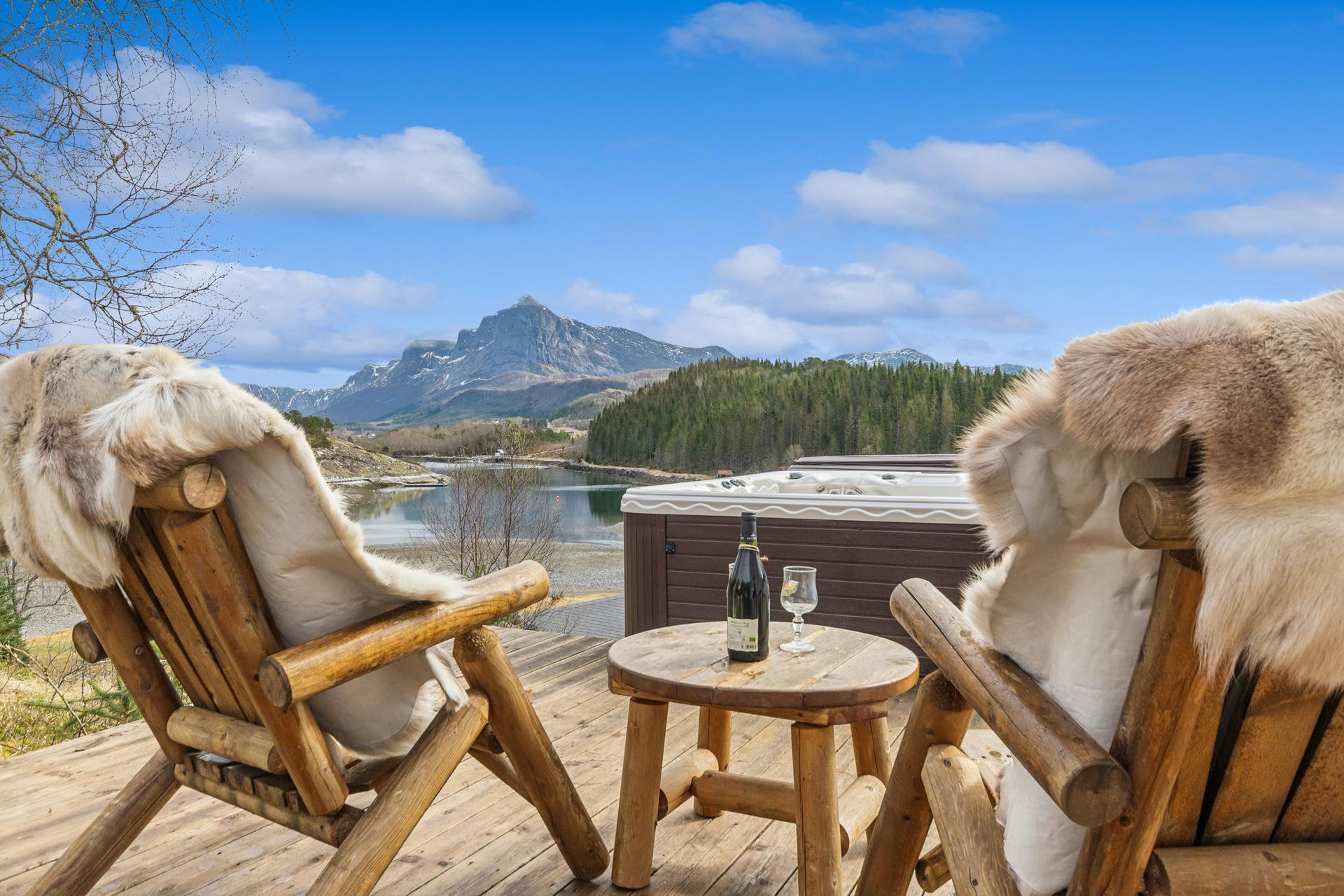 Utgang fra stua til en meget romlig terrasse med flott utsikt og solforhold. . Bilde nummer 3 av 3