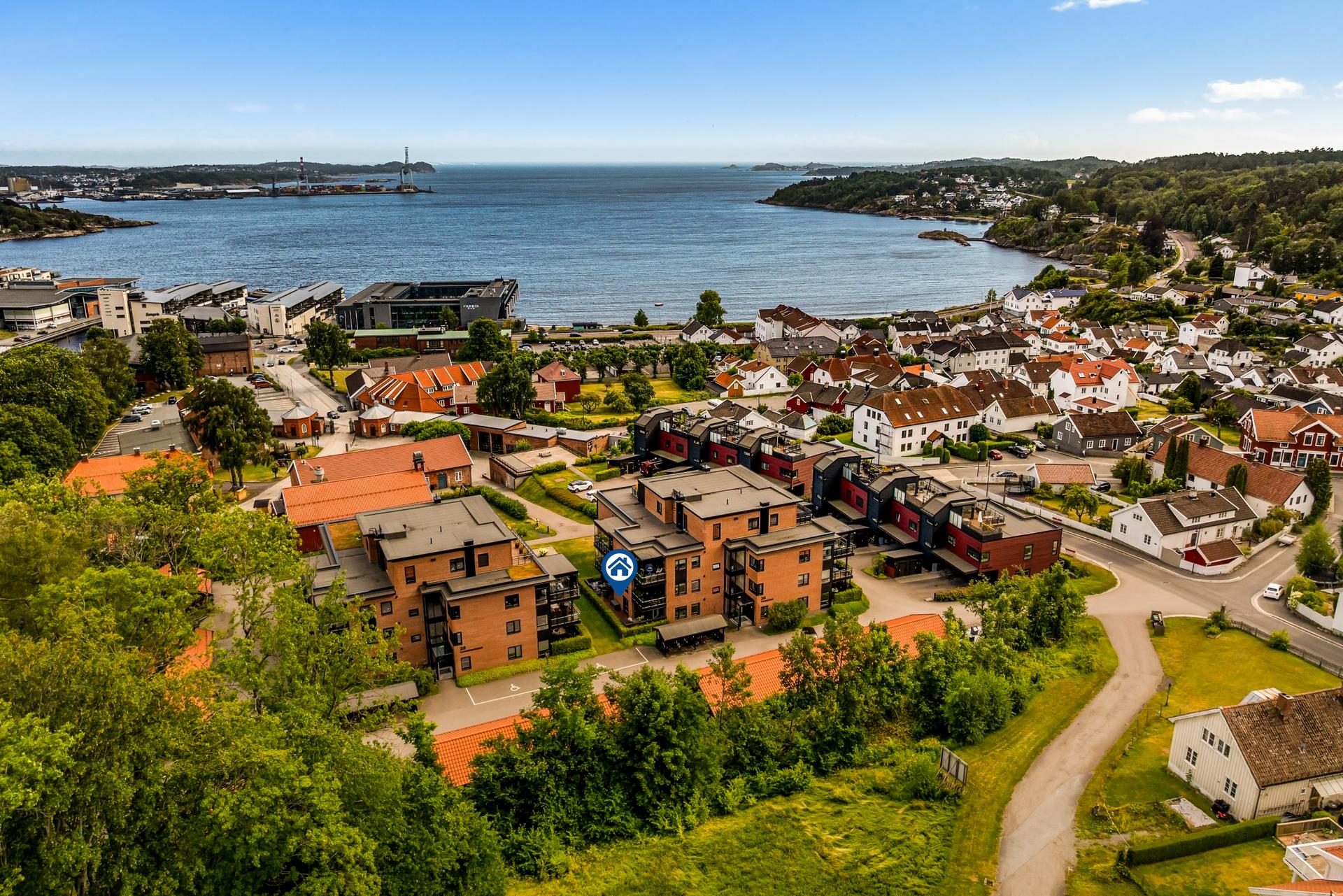 Velkommen til Øvre Verksgård 26. Foto: Karl Filip Østmoen Kronstad. Beliggenhet på Langestrand, med gangavstand til Larvik sentrum og togstasjon.. Bilde nummer 1 av 3