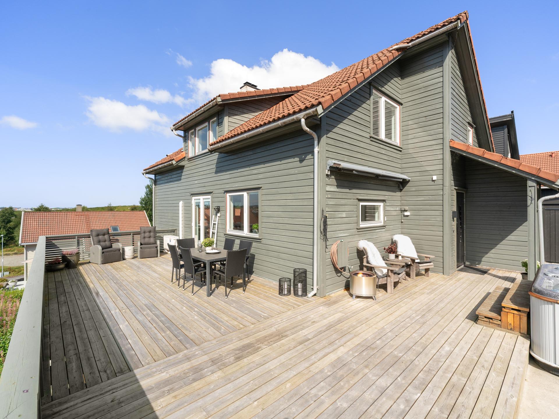 Enebolig med dobbel garasje og stort gårdsrom. Adkomst til hovedetasje fra bakkeplan . Bilde nummer 2 av 3