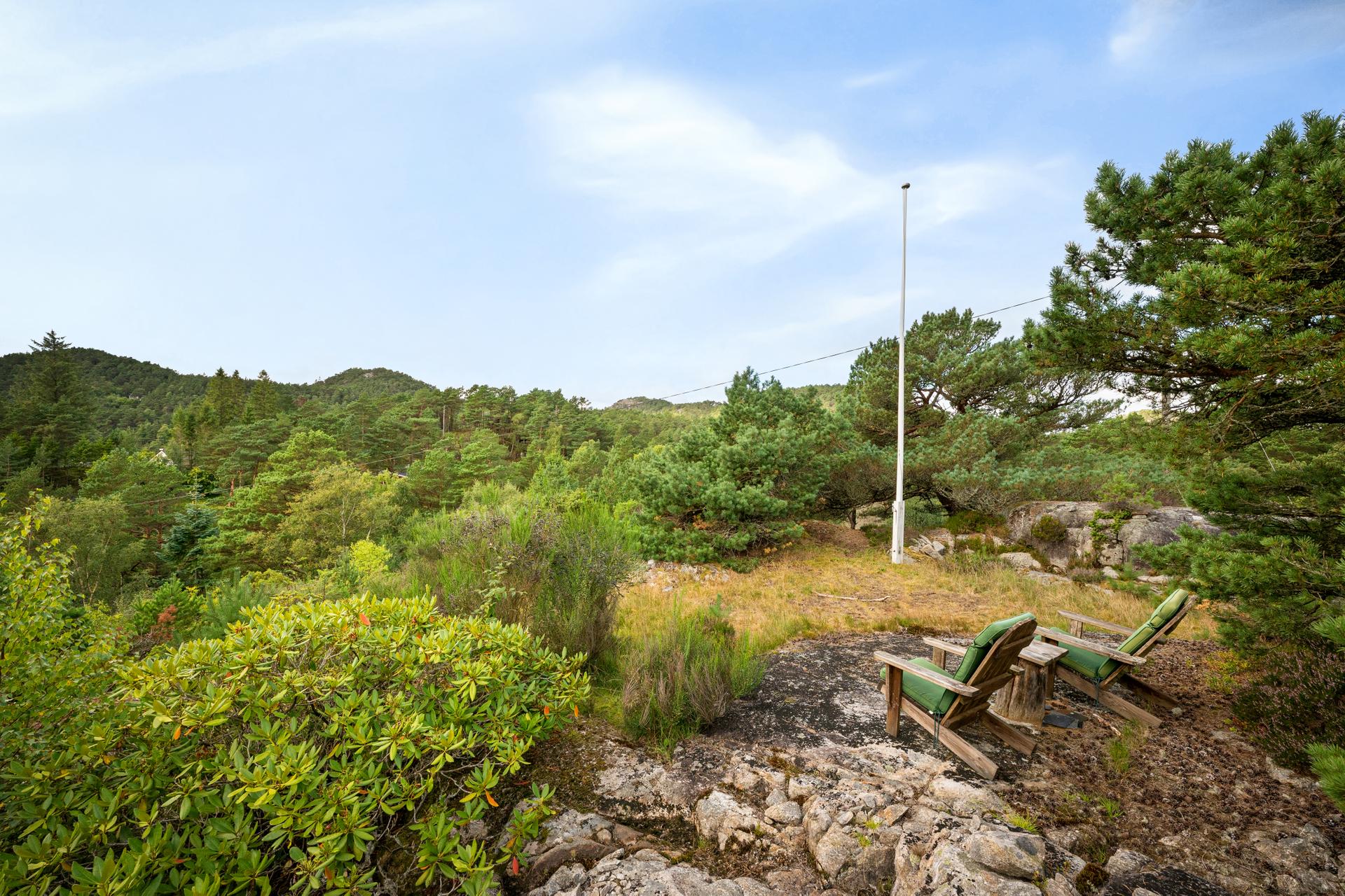 En egen liten utsiktsplass på tomten gir flotte rammer for å nyte solen og naturen rundt.. Bilde nummer 3 av 3