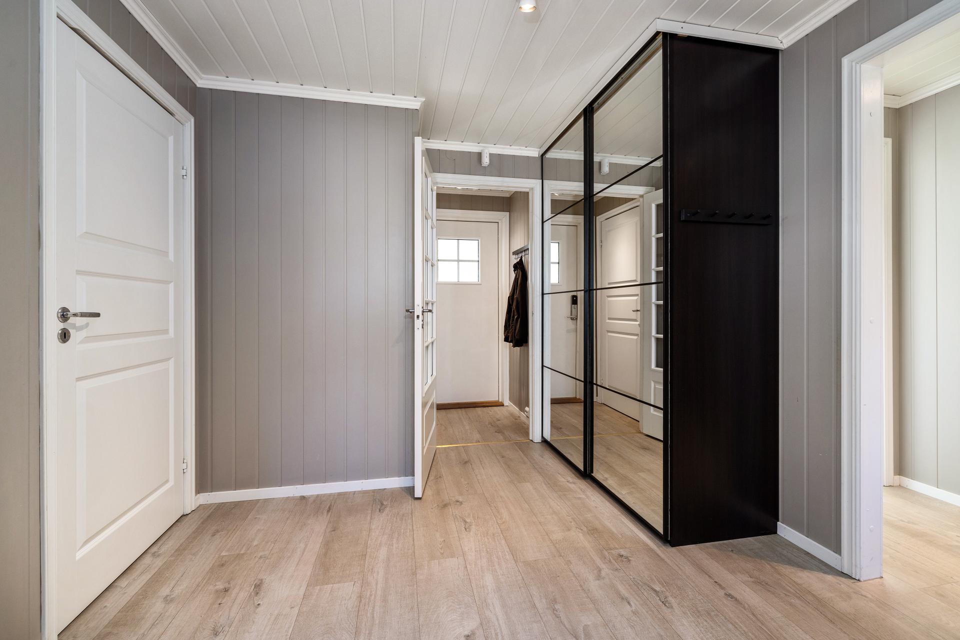 I gangen finner man en stor skyvedørsgarderobe med speilfronter og denne fører deg videre inn i boligen.. Bilde nummer 3 av 3