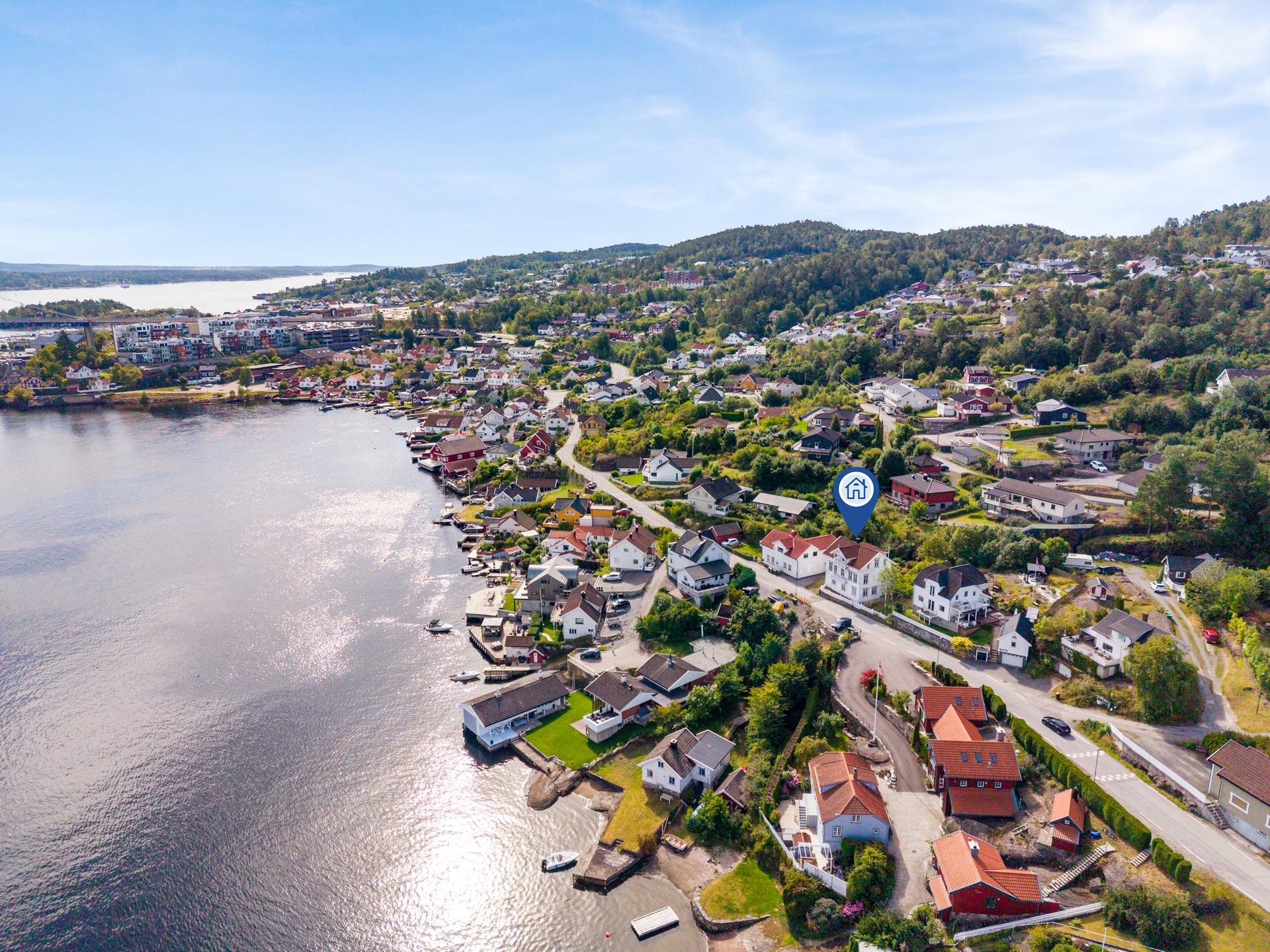 EiendomsMegler1 ved Simen Dippner Bakke ønsker velkommen til Krabberødstrand 88!           Foto Inbovi. Bilde nummer 1 av 3