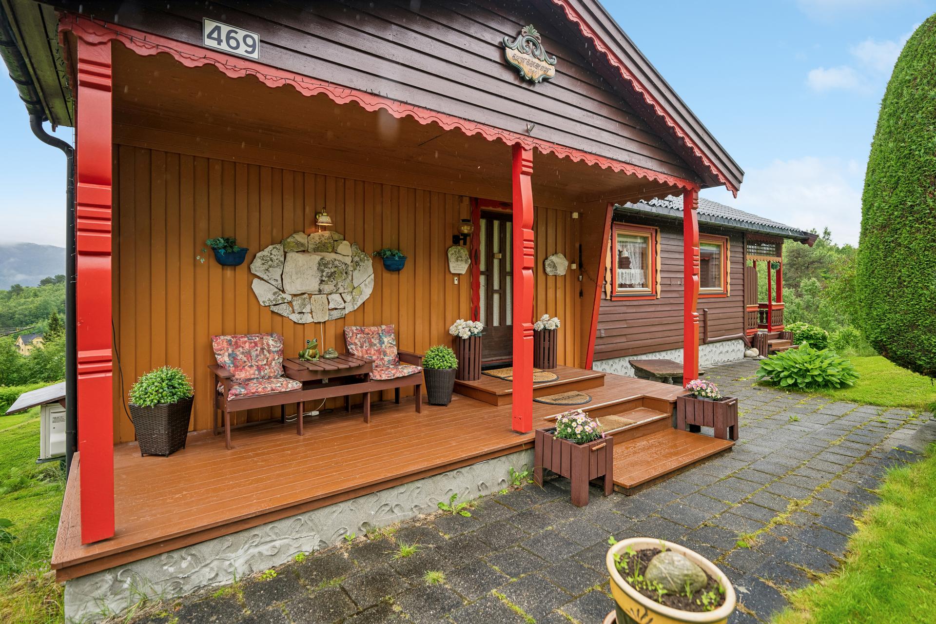 Romslig tomt på ca. 2 940 m² med hage, gode oppholdsarealer og naturskjønne omgivelser.. Bilde nummer 3 av 3