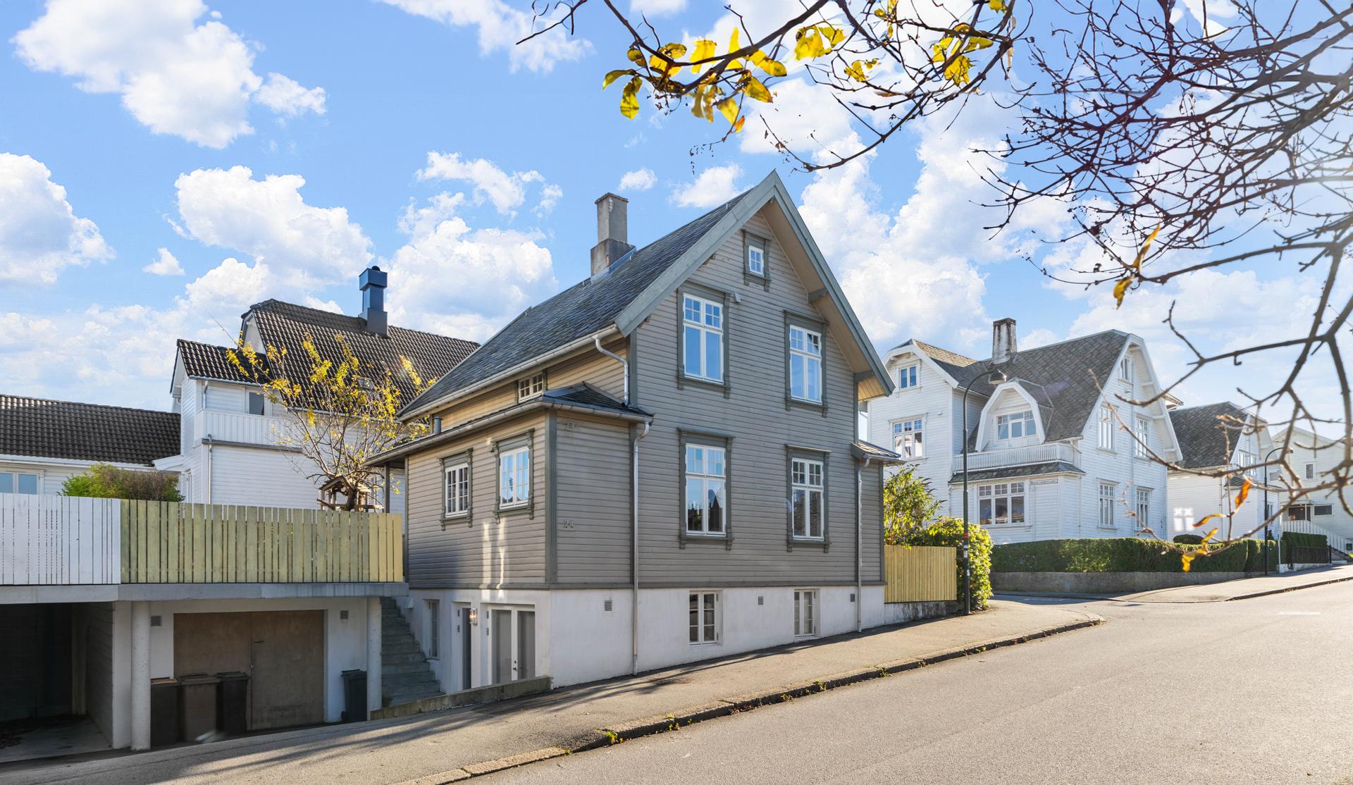 Torbjørn Hornkloves gate er en etablert gate i det historiske trehusmiljøet på Våland.. Bilde nummer 1 av 3