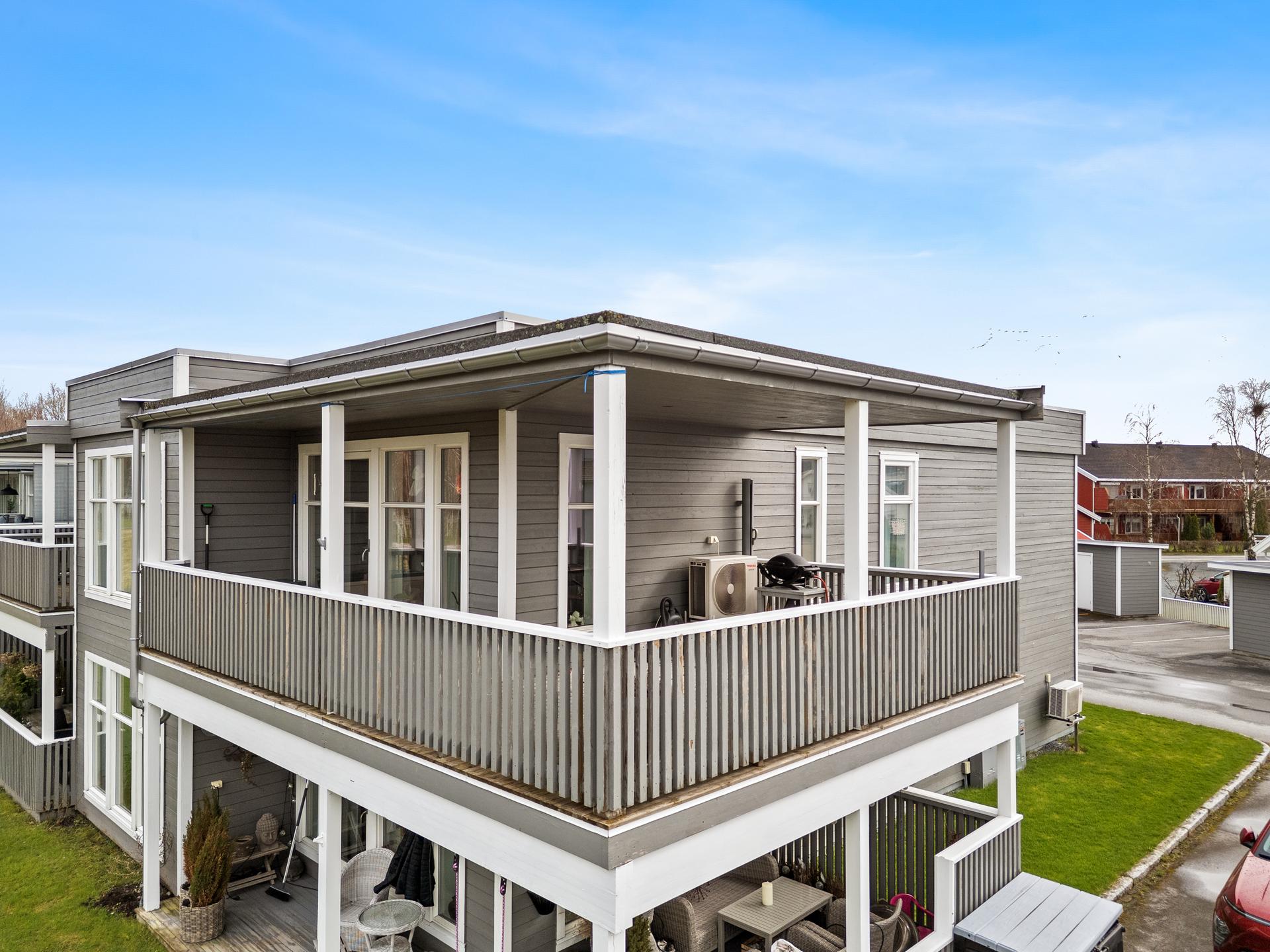 Stor takoverbygd terrasse. . Bilde nummer 3 av 3