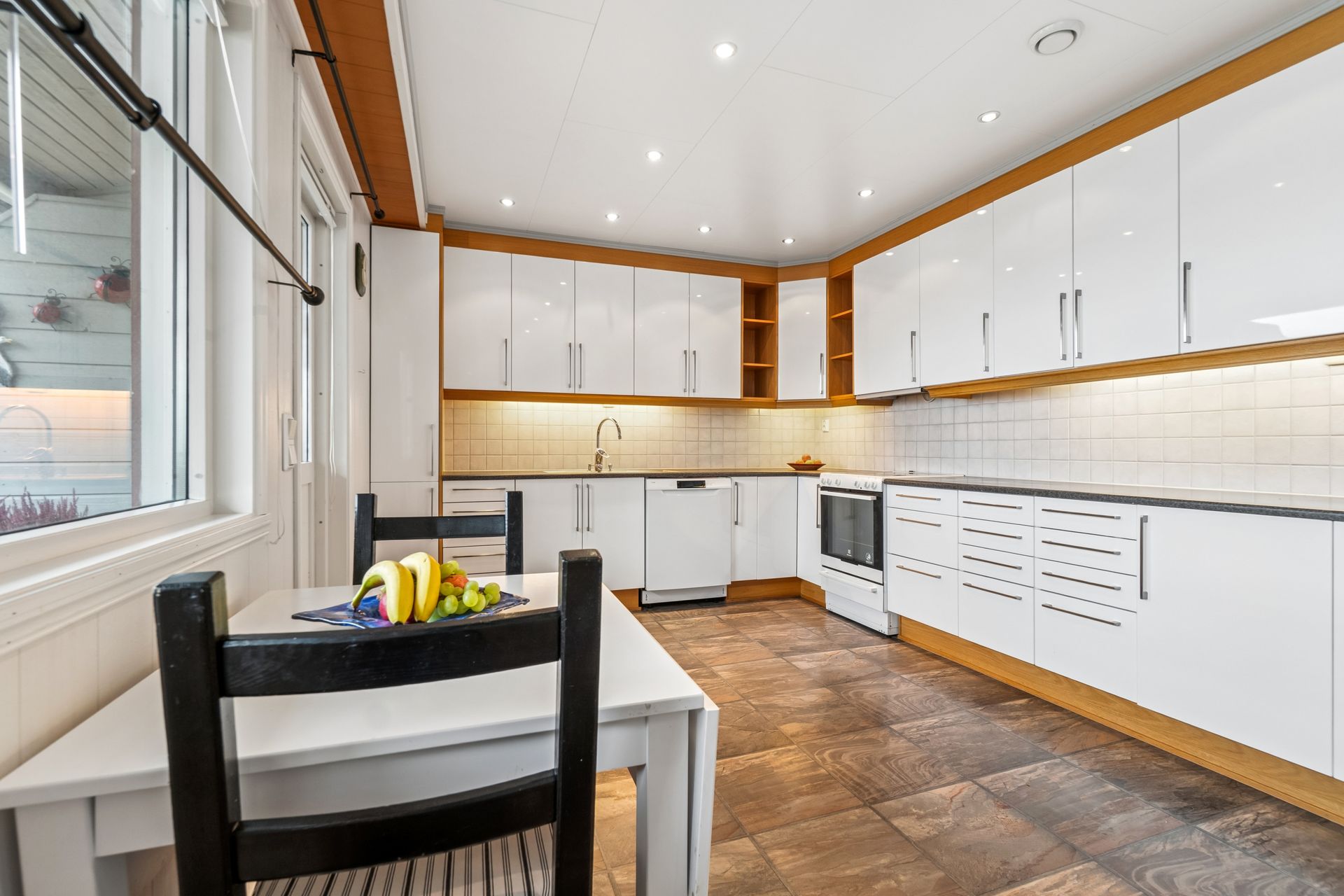 Kjøkken med rikelig skap- og benkeplass samt plass til spisebord.. Bilde nummer 3 av 3