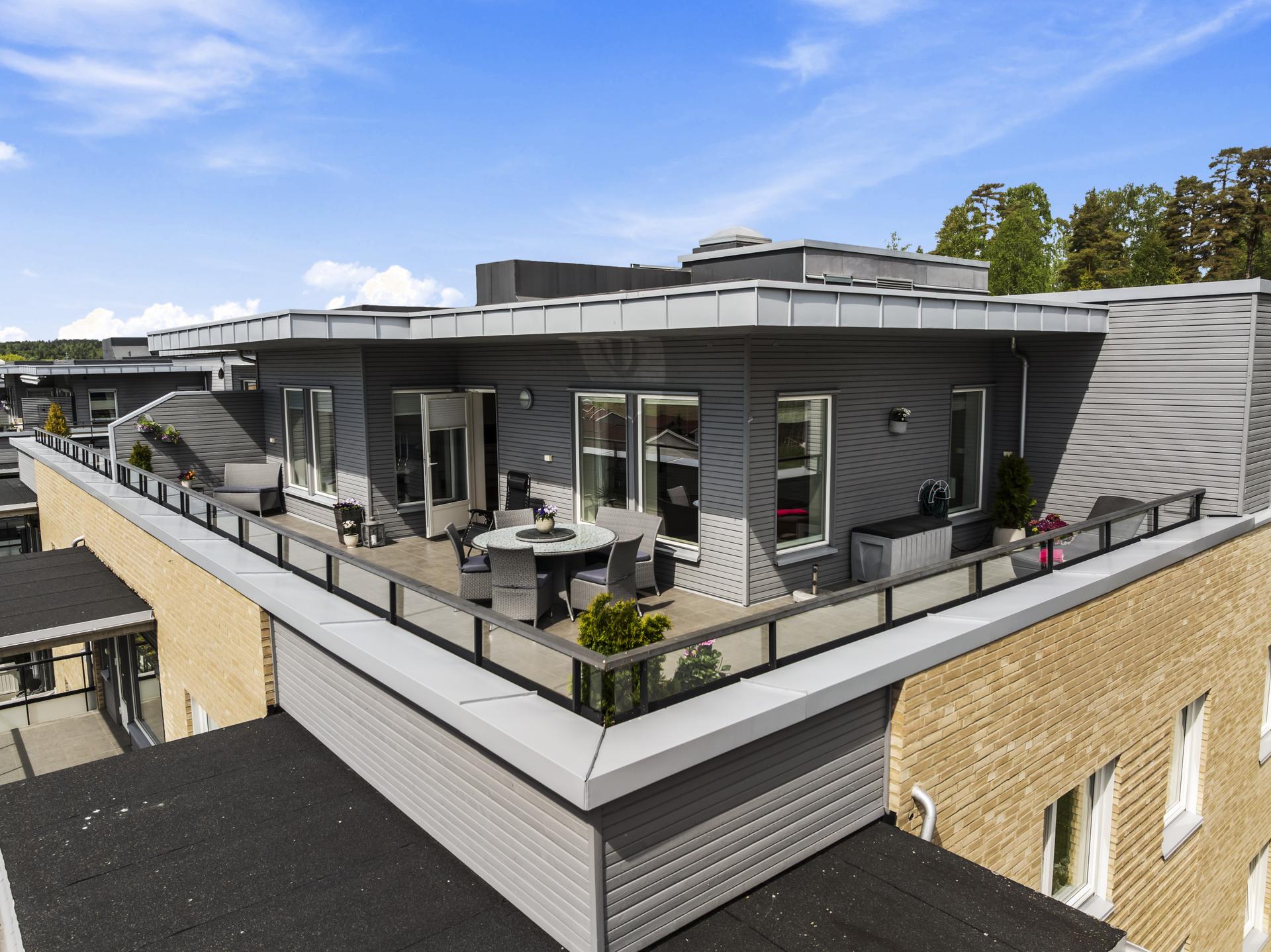  Stor balkong på 57 m² med plass til flere sittegrupper.. Bilde nummer 2 av 3