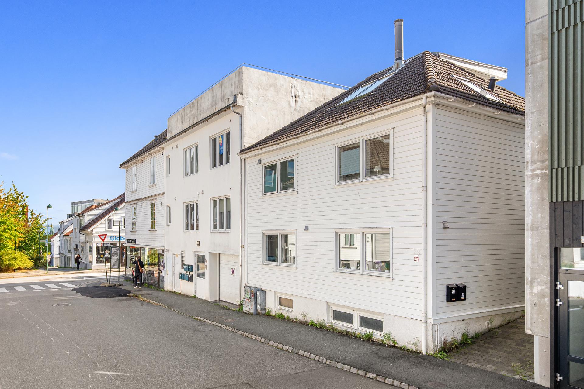 Bildet viser fasade. . Bilde nummer 2 av 3