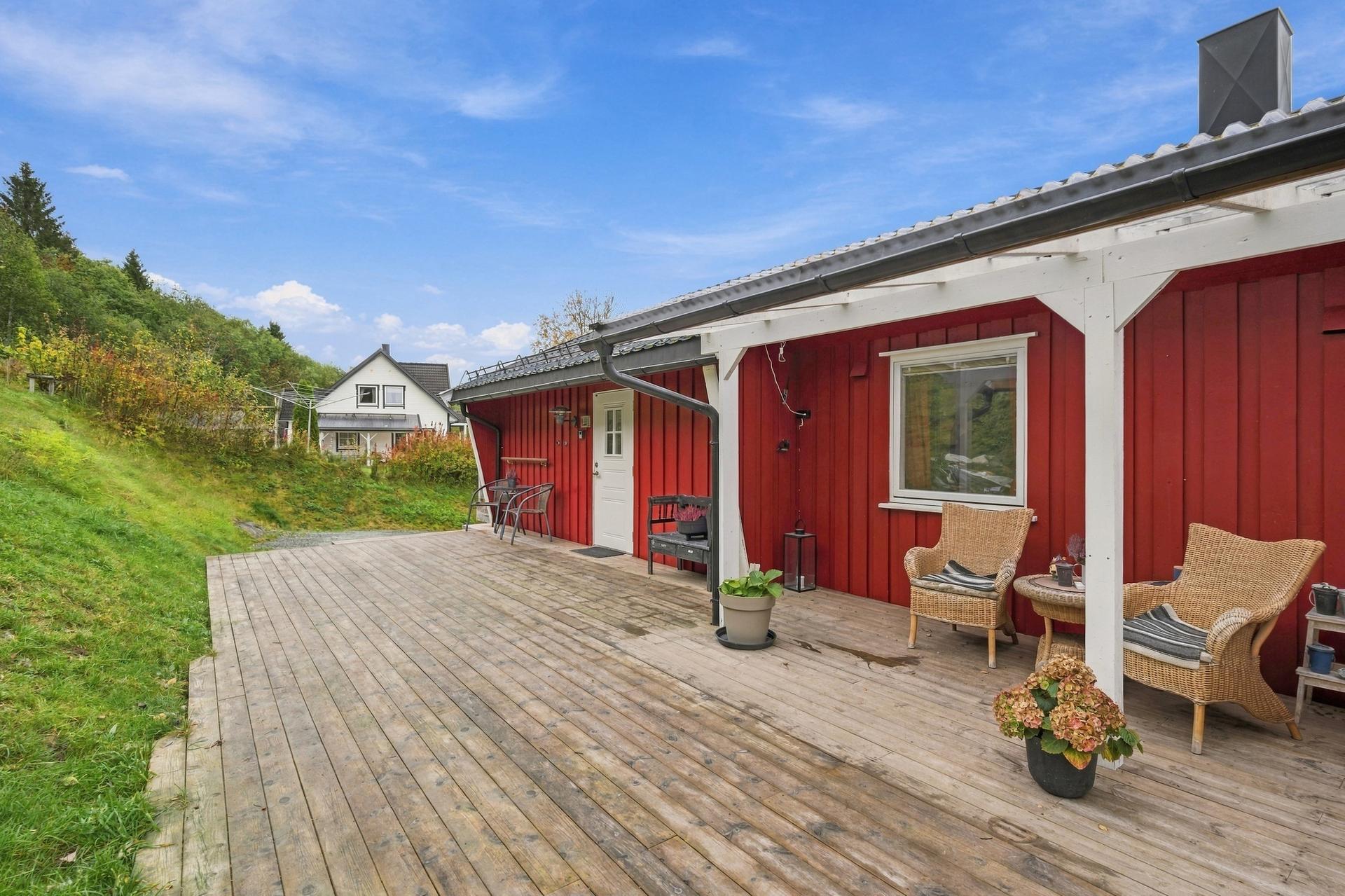 Boligen strekker seg over 158 m² fordelt på to plan, og byr på hele 111 m² utendørsareal fordelt på to terrasser og en romslig platting.. Bilde nummer 3 av 3