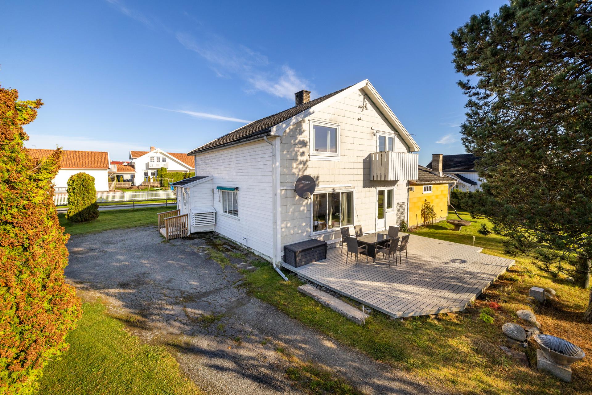 Enebolig over tre plan med tomt på over to mål og terrasseplatting mot sørøst.. Bilde nummer 2 av 3