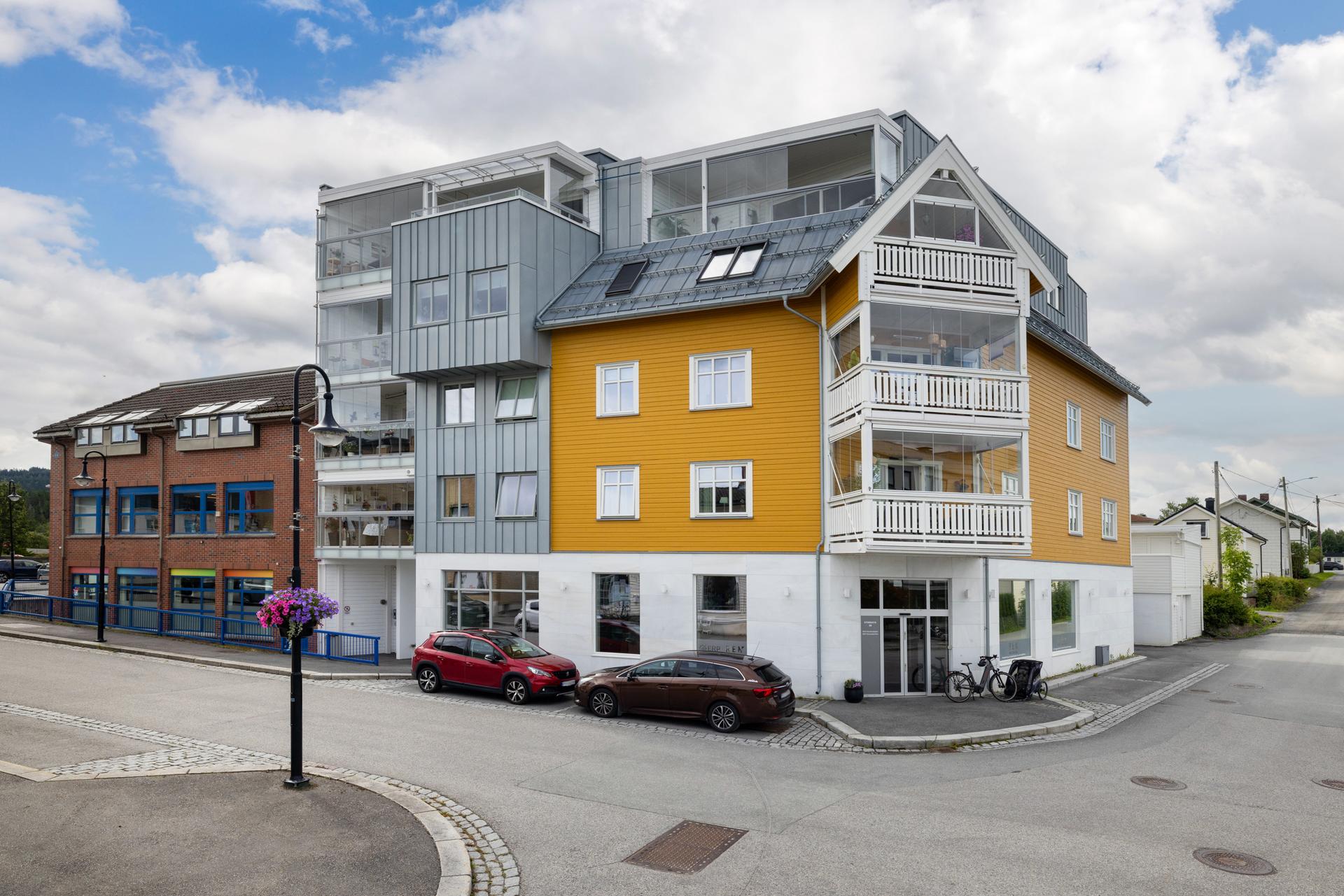 Moderne leilighetsbygg fra 2016 med sentral beliggenhet i Jevnaker sentrum.. Bilde nummer 1 av 3