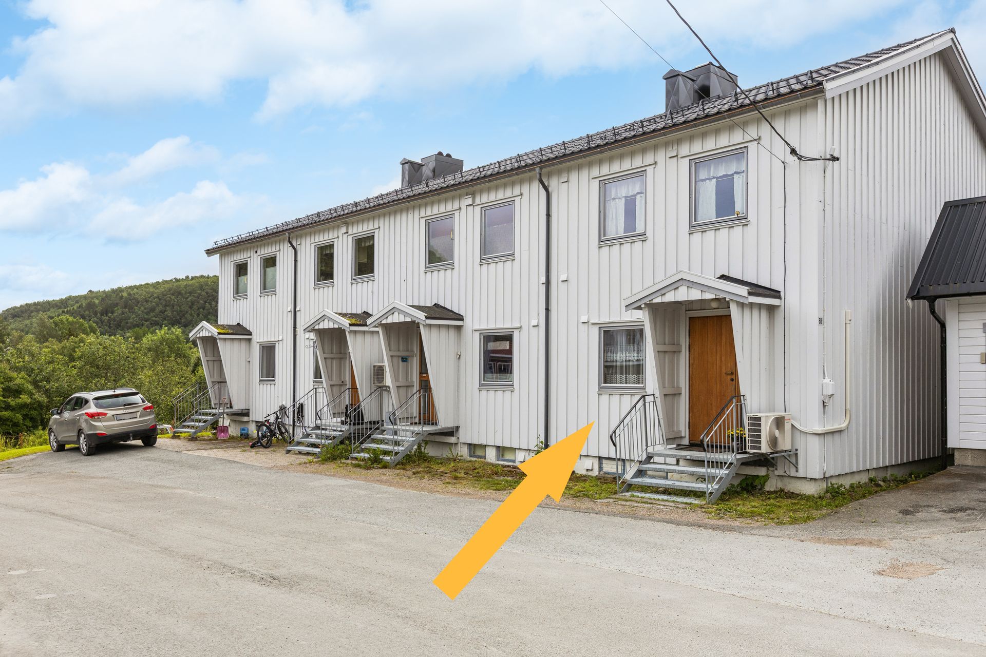 Et enderekkehus er nå ledig for nye beboere. Utvendig fasade, vinduer og tak er under oppgradering i regi av borettslaget. . Bilde nummer 2 av 3