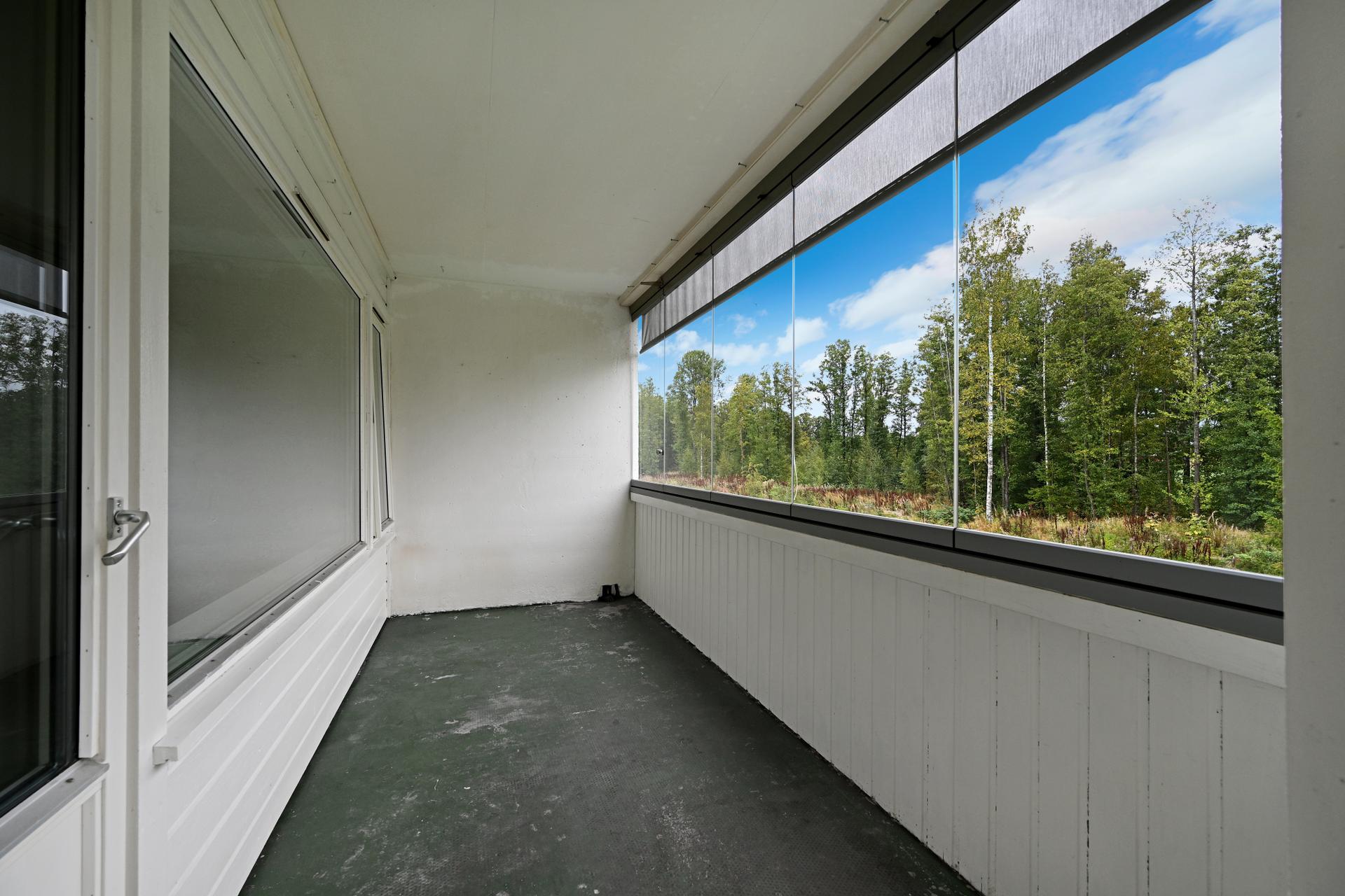 Andelsleilighet med innglasset balkong, to soverom og potensial for modernisering.. Bilde nummer 3 av 3