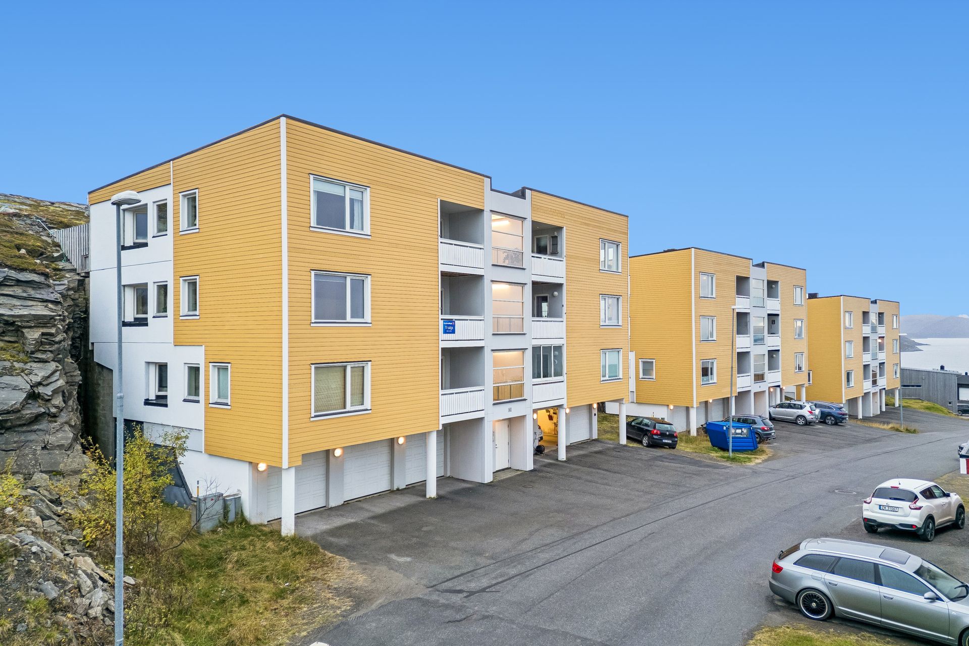 Eiendommen ligger i et etablert boligområde på Fuglenesåsen.. Bilde nummer 2 av 3