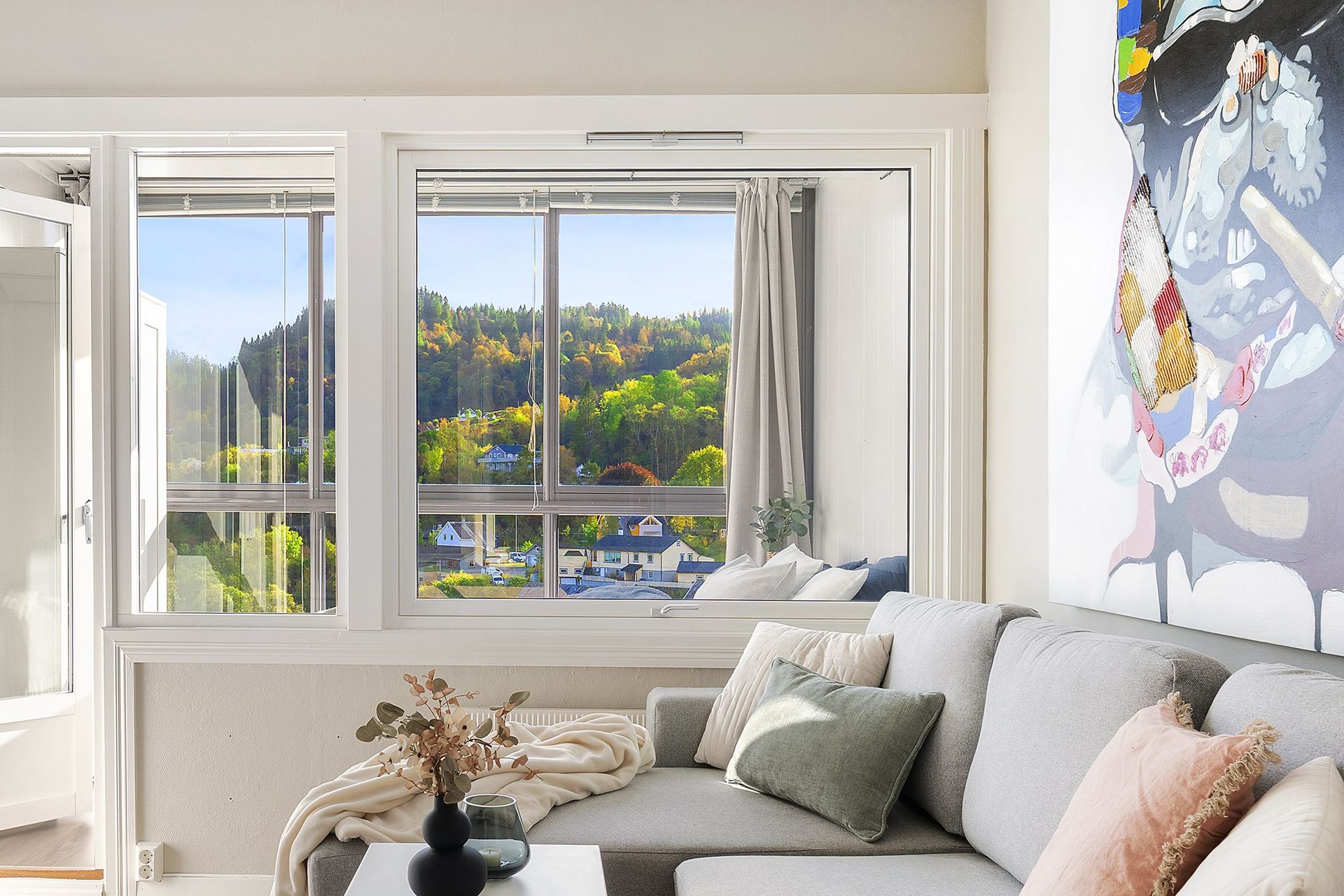 Velkommen til Elvenesvegen 10A! Sentral leilighet med vakker utsikt Foto: Diakrit. Bilde nummer 1 av 3