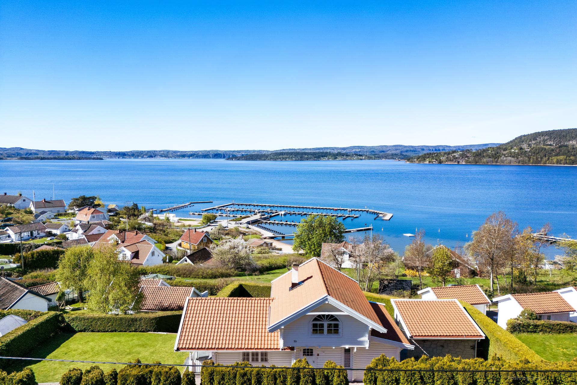 Fritidsbolig med flott utsikt over fjorden. Rett til leie av båtplass på et moderne bryggeanlegg kan medfølge*.. Bilde nummer 3 av 3