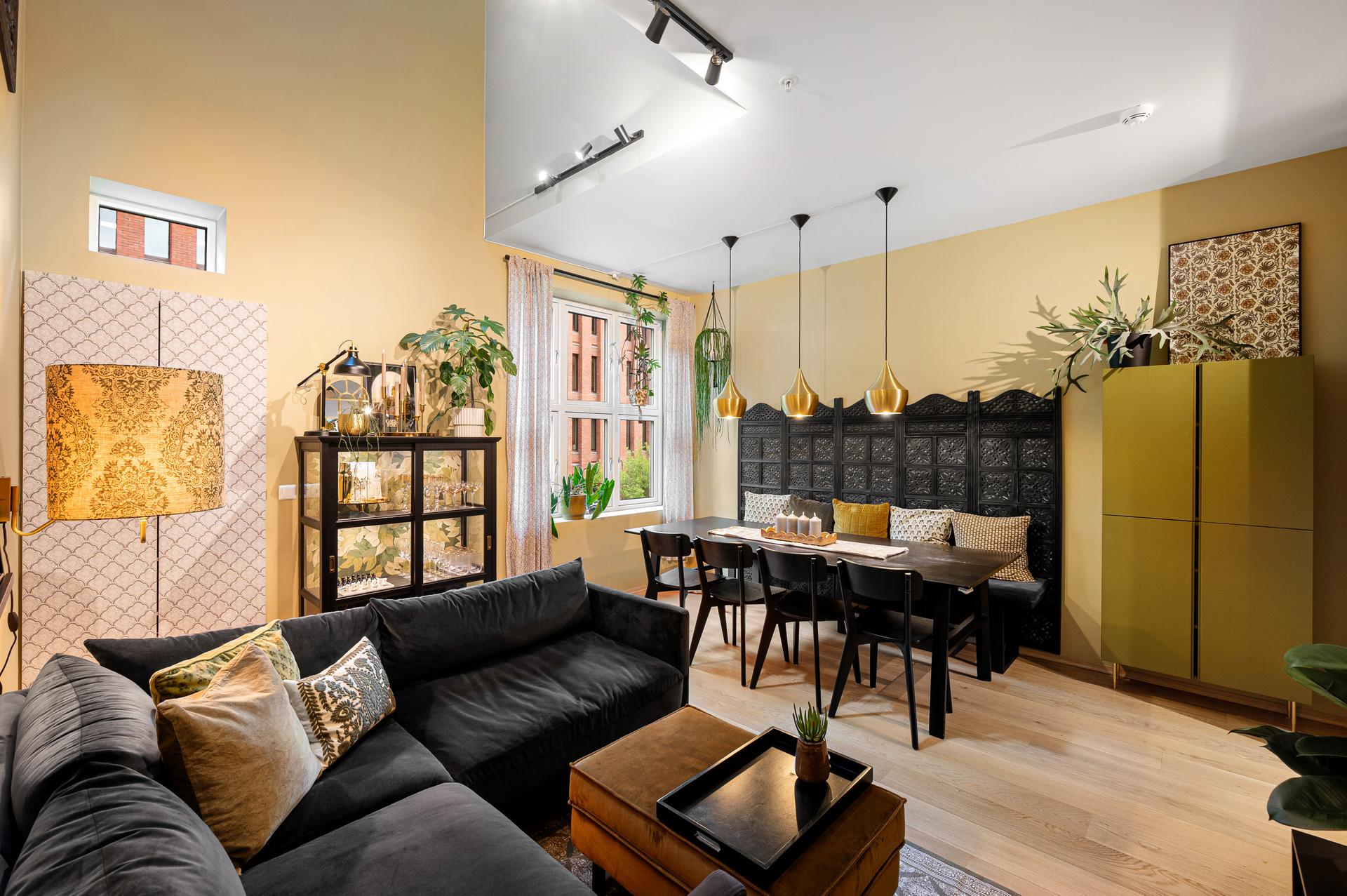 Her får du et moderne townhouse fordelt over hele fire plan med et bruksareal på 135 kvm. Boligen er en del av den historiske Tukthuset-bebyggelsen, hvor moderne bokomfort møter historisk arkitektur.. Bilde nummer 2 av 3