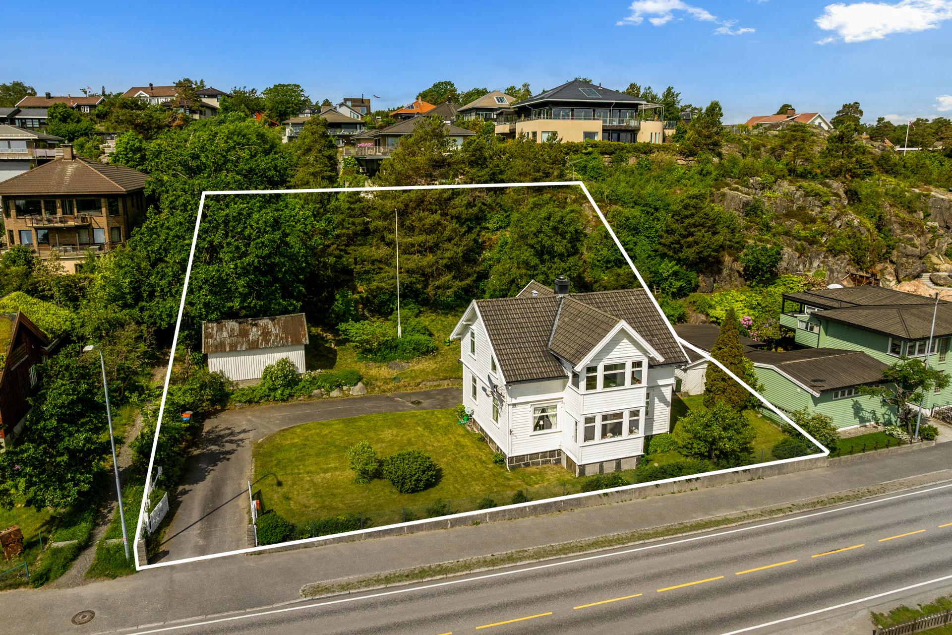 Stor enebolig med tomt på 1,6 mål. Behov for renovering.   Foto: Karl Filip Kronstad.. Bilde nummer 1 av 3