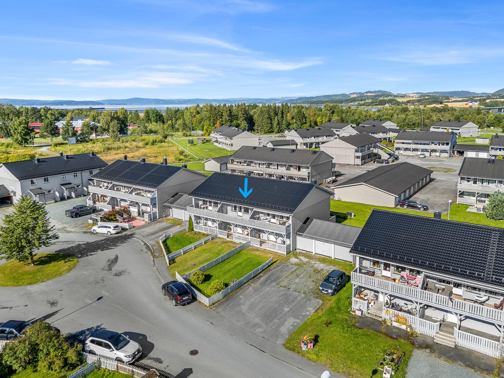 Fin plassering med sørvendt veranda og garasje. . Bilde nummer 1 av 3