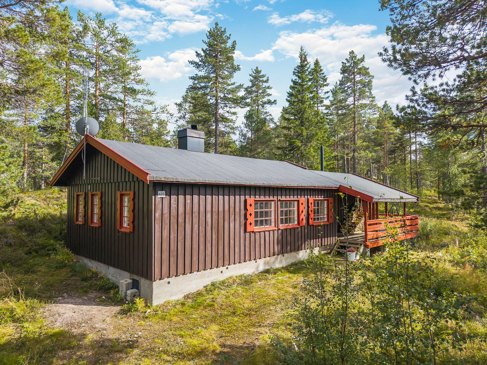 Hytta har en innholdsrik og praktisk planløsning, blant annet med kvaliteter som 3 soverom, eget toalettrom og baderom, samt innvedig bod med god lagringsplass. . Bilde nummer 2 av 3
