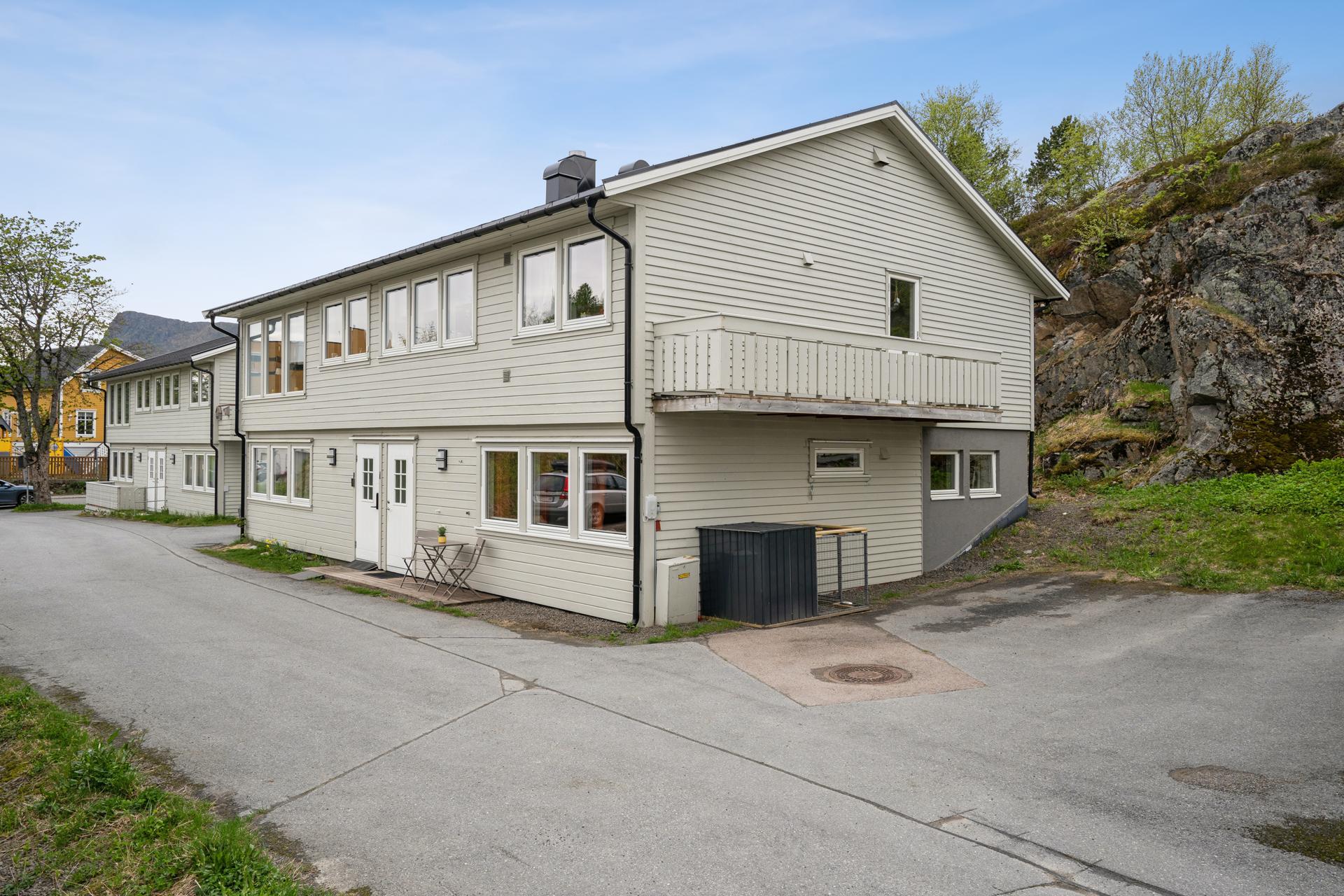 Velkommen til Meyerbakken 18B - Presentert av EiendomsMegler1 Svolvær. Foto: EFKT. Bilde nummer 1 av 3