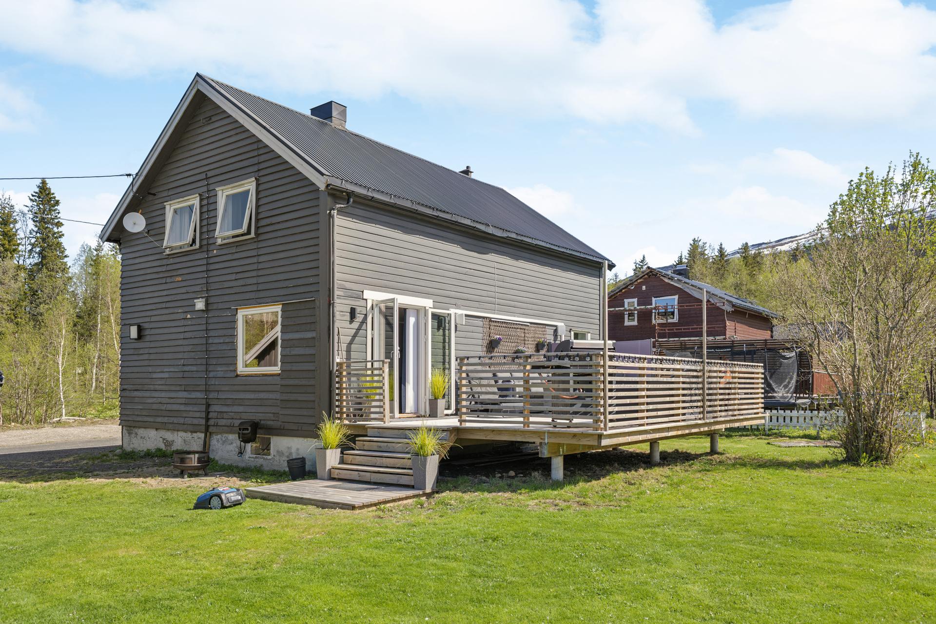 Fasaden har en kombinasjon av stående og liggende bordkledning, og ble malt sist i 2020.. Bilde nummer 2 av 3