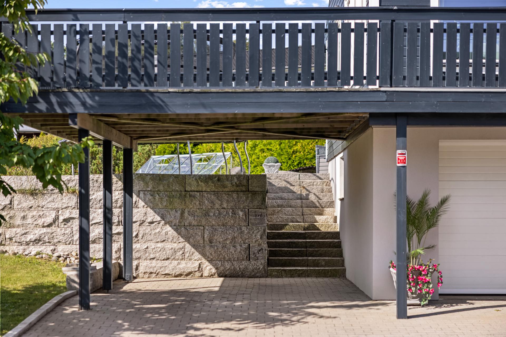 Praktisk overbygd carport, under verandaen og steintrapp opp til hagen.. Bilde nummer 3 av 3