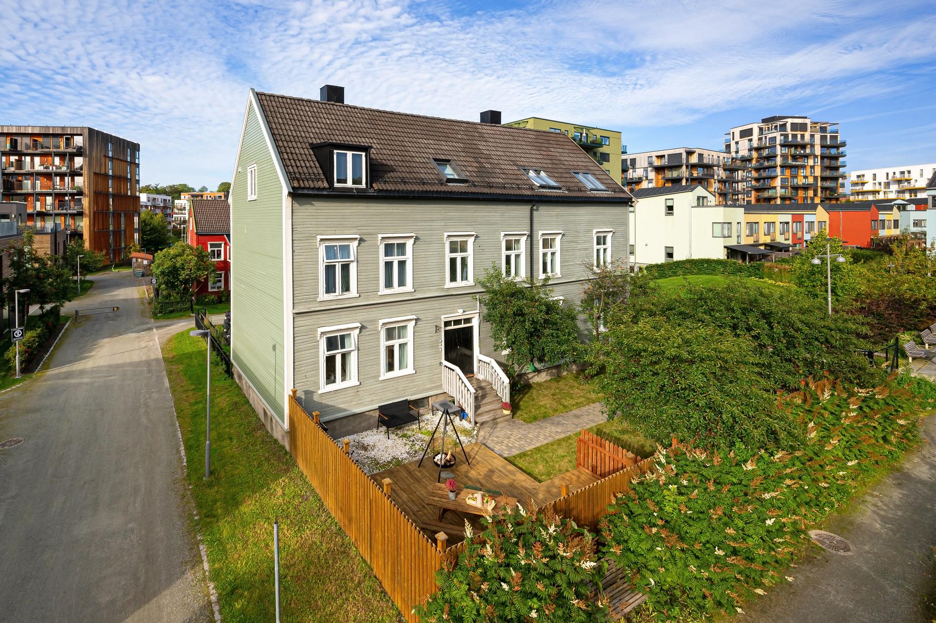 Sameie har pent opparbeidet fellesareal og med biloppstillingsplass. . Bilde nummer 3 av 3
