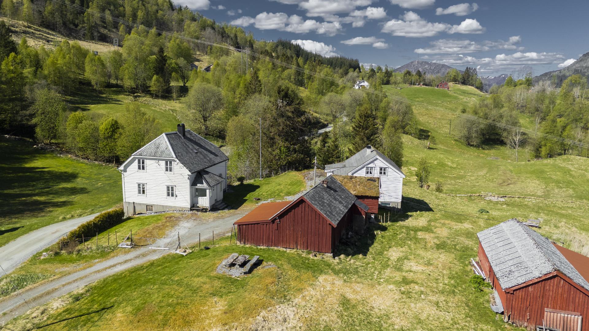 Tunet består av hovedhus, kårbustad, fleire uthus og driftsbygning. Bilde nummer 3 av 3