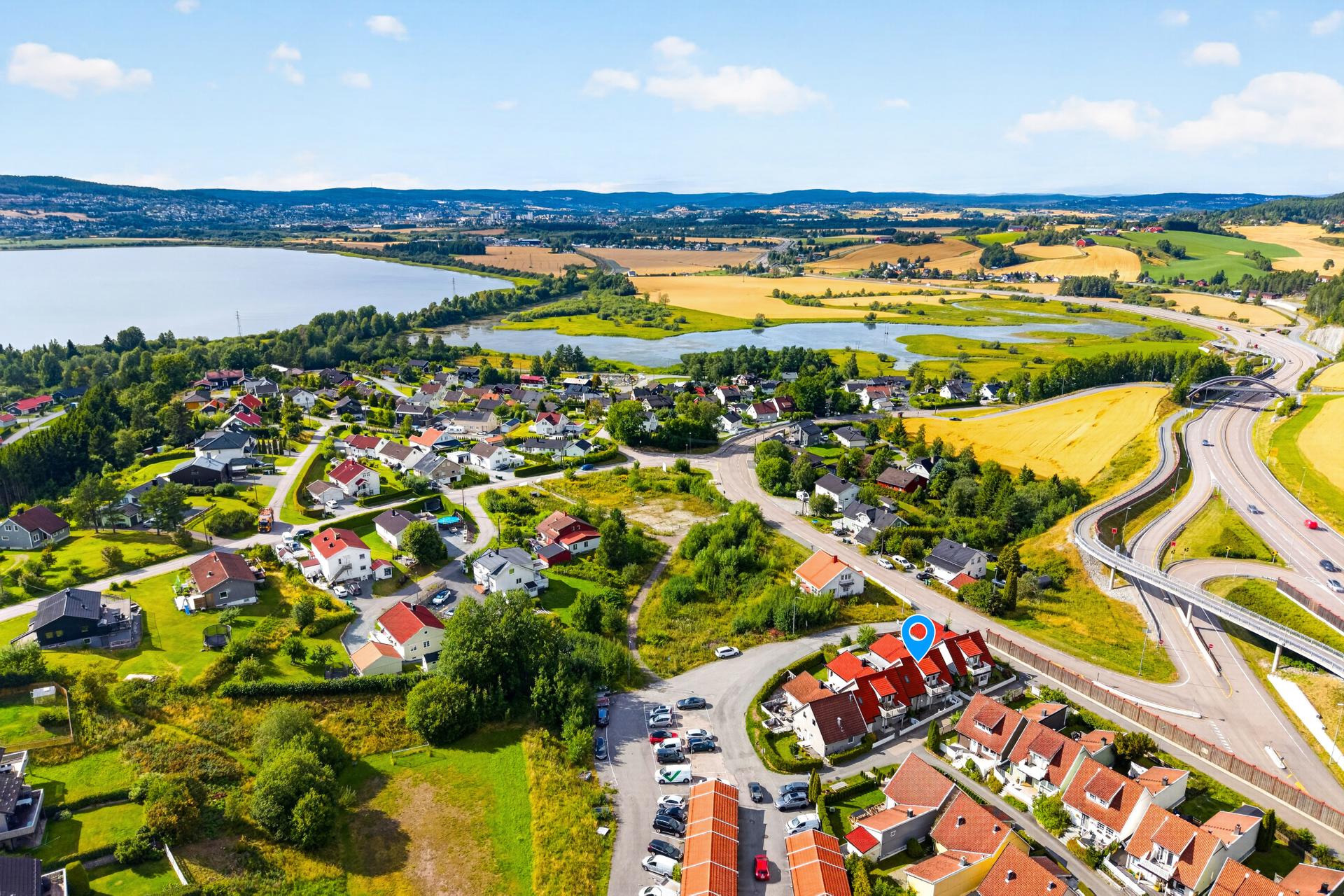 Boligen ligger i et attraktiv og svært koselig nabolag med bilfrie veier. Adressen ligger omtrent 10 min fra Lillestrøm og ca 25 min fra Oslo. Til Gardermoen kjører du på ca 30 min. . Bilde nummer 3 av 3