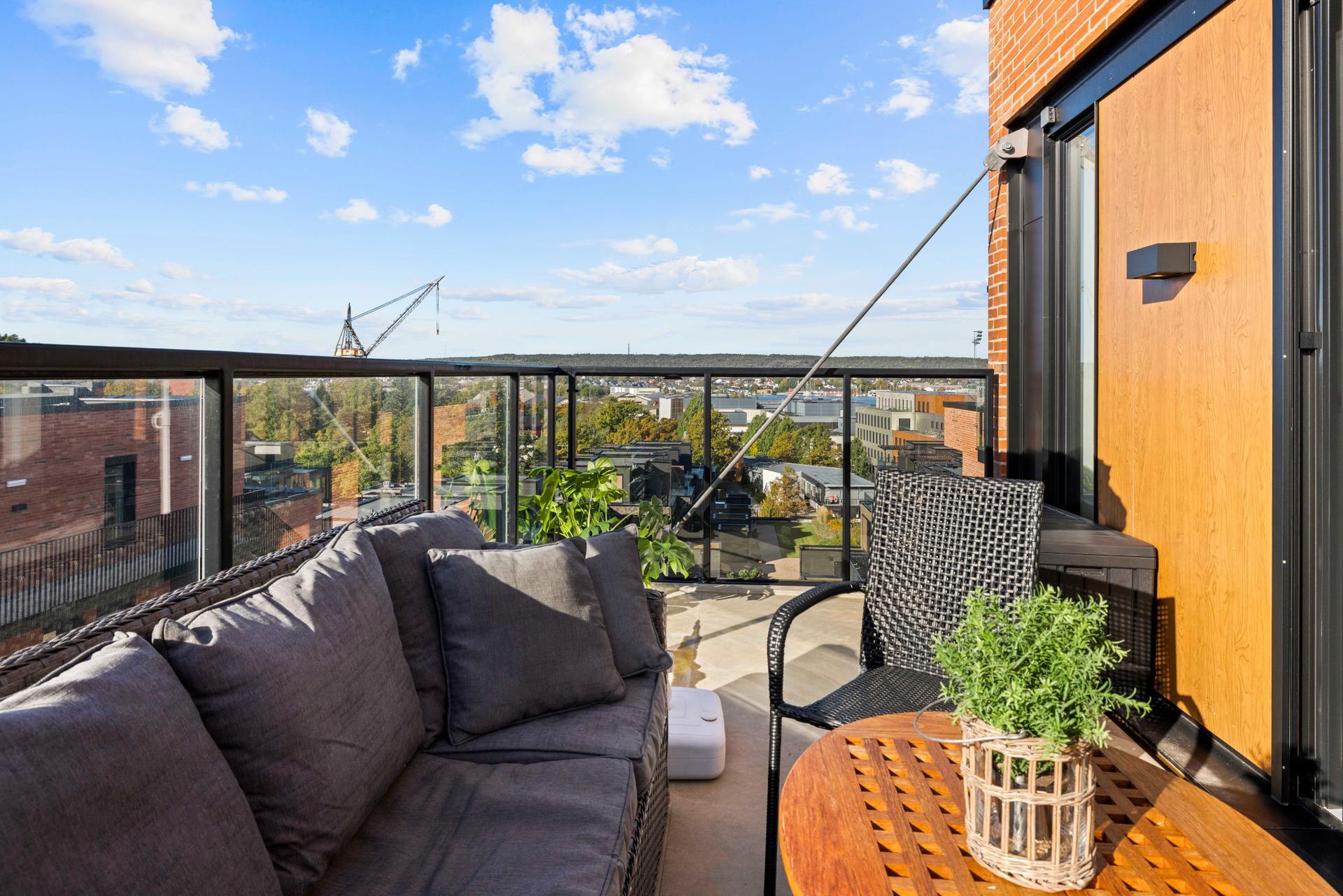 Balkongen på 13m² gir god plass til sittegruppe, grill og hyggelige sommerkvelder.. Bilde nummer 3 av 3