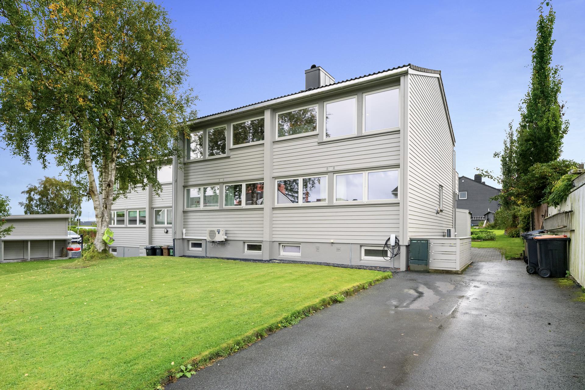 Plen og egen asfaltert adkomstvei med el-bil lader. Bilde nummer 3 av 3