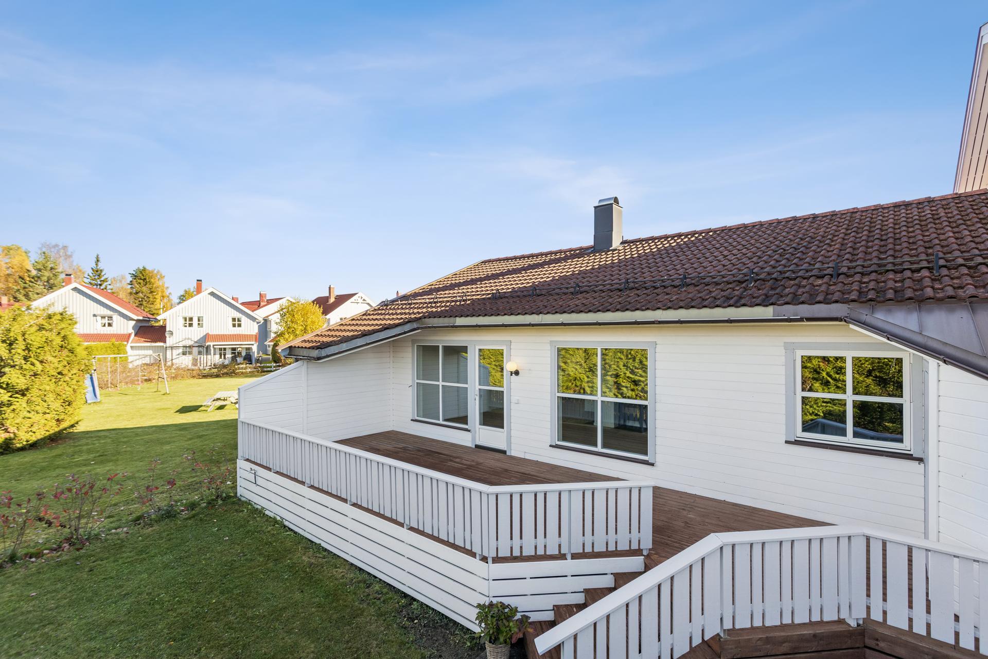 Endeleilighet i rekkehus over ett plan, modernisert i 2026 med stor vestvendt terrasse.. Bilde nummer 2 av 3
