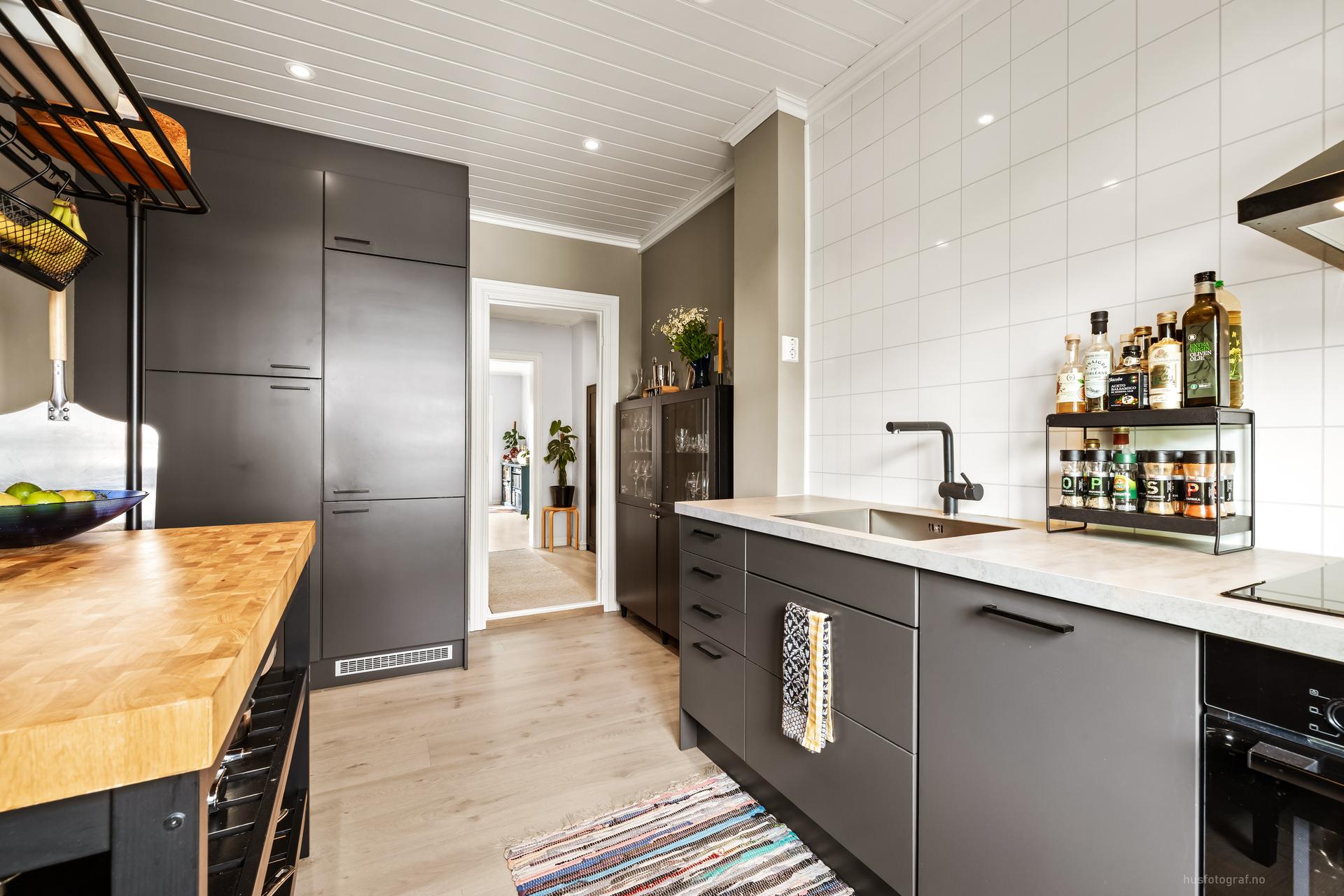 Kjøkkenet ble oppgradert i 2019 med integrerte hvitevarer og downlights i taket.. Bilde nummer 3 av 3