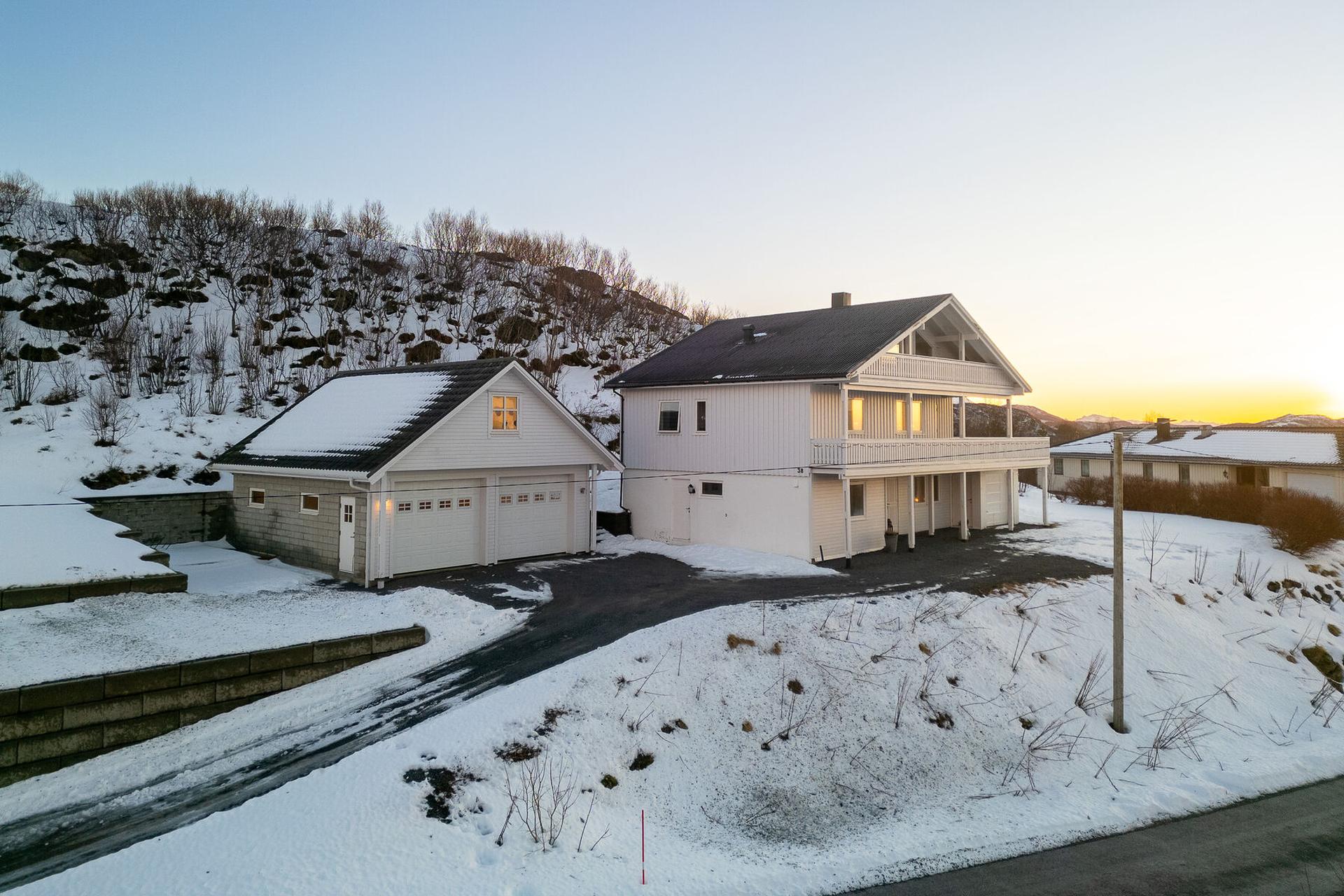 Velkommen til Rabbveien 38 og denne velholdte eneboligen med nydelig utsikt, rikelig med parkeringsmuligheter og familievennlig beliggenhet med nærhet til det meste! Foto: Lunde Images AS. Bilde nummer 1 av 3