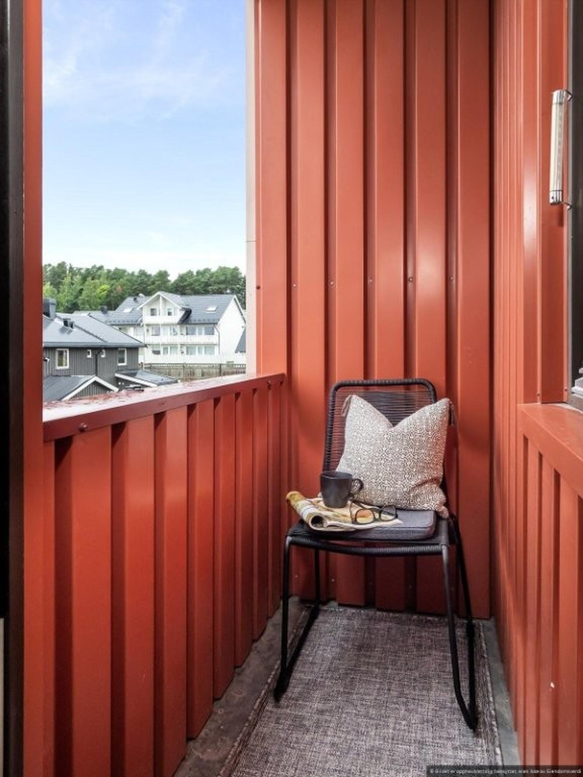 Fra stuen er det utgang til en balkong på 1 m² med gulv av støpt betong.. Bilde nummer 3 av 3