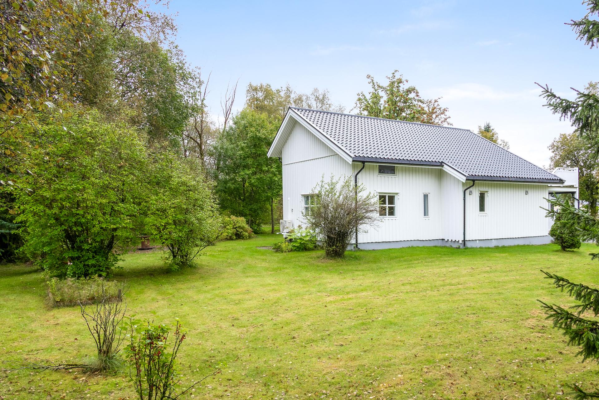Det er gode lys- og solforhold på eiendommen . Bilde nummer 3 av 3