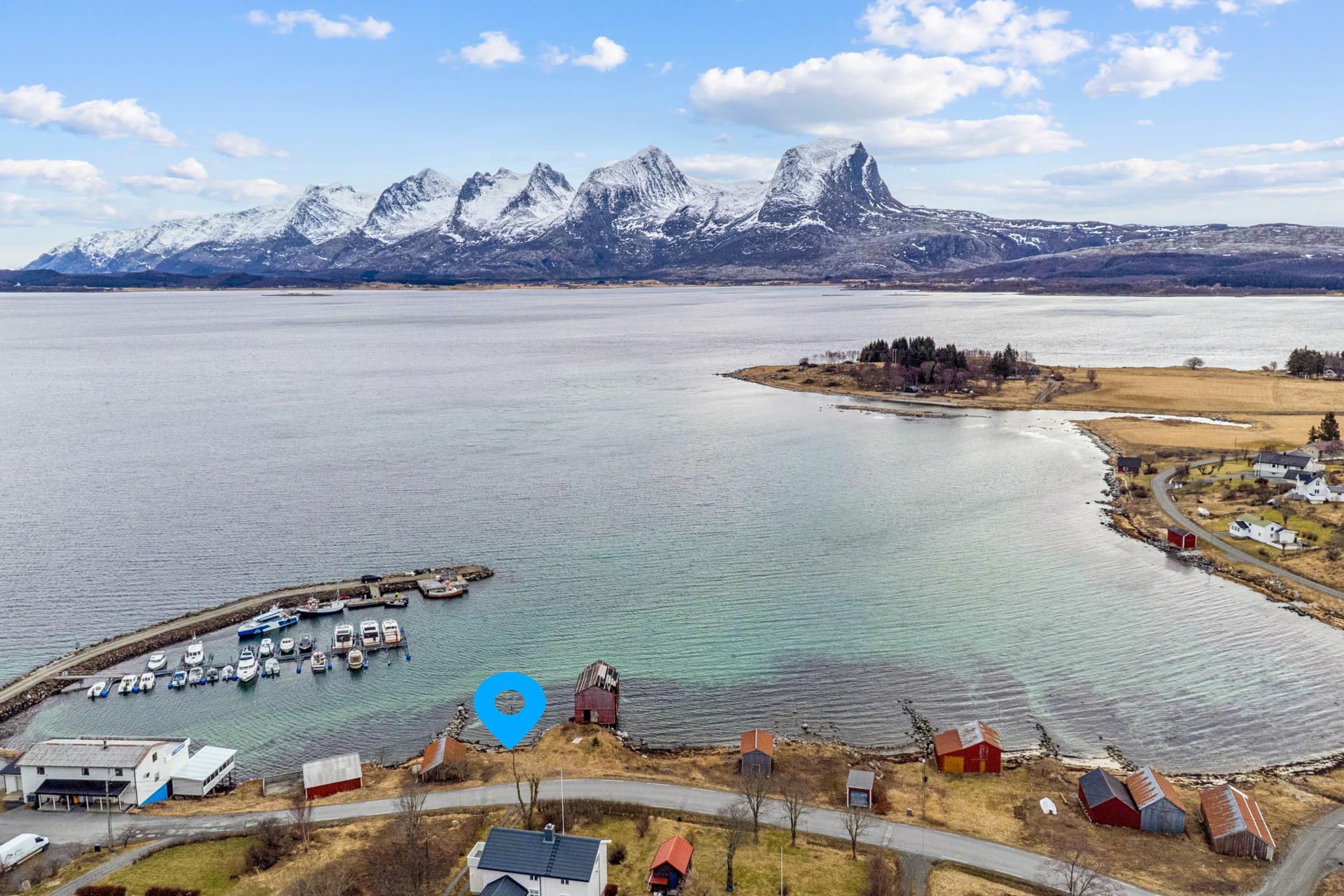 Eiendommen er plassert i et landskap med storslått utsikt mot fjellkjeden De syv søstre.. Bilde nummer 1 av 3