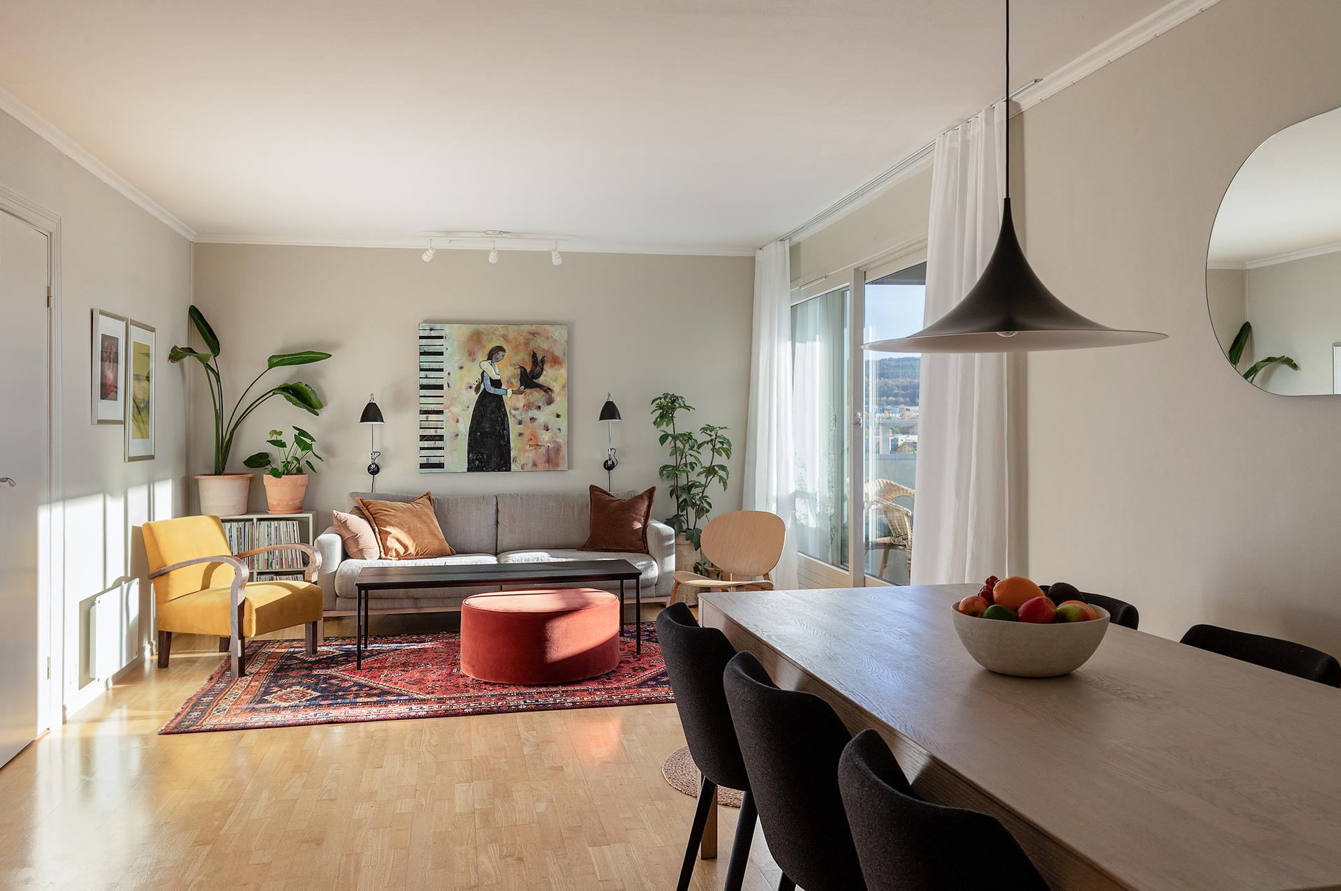 Lys og flott stue med god plass til sofagruppe og spisebord. Fra stua er det utgang til solrik balkong. . Bilde nummer 3 av 3