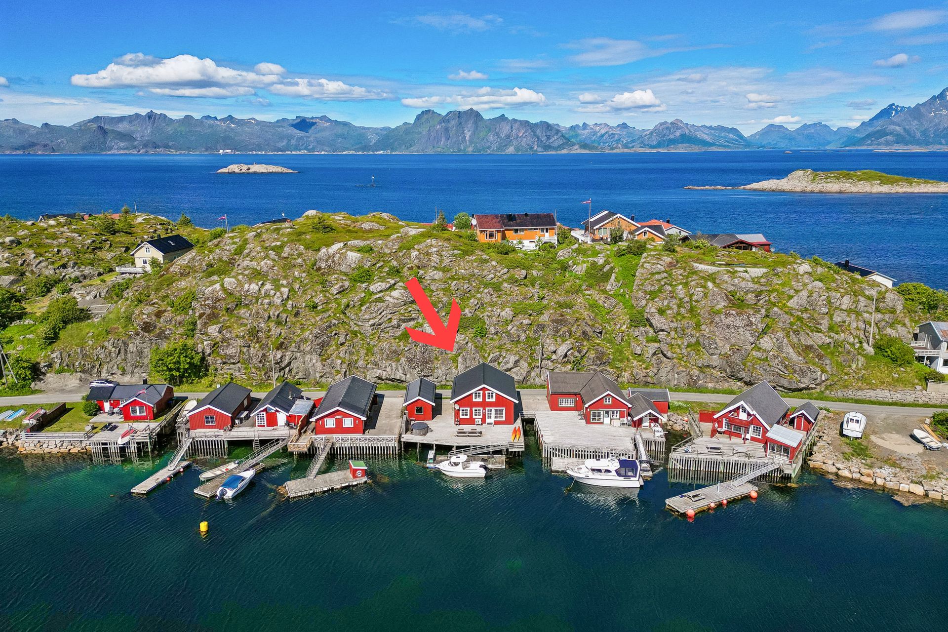 I tillegg til fritidsboligen er det også kai og uthus som medfølger.. Bilde nummer 2 av 3