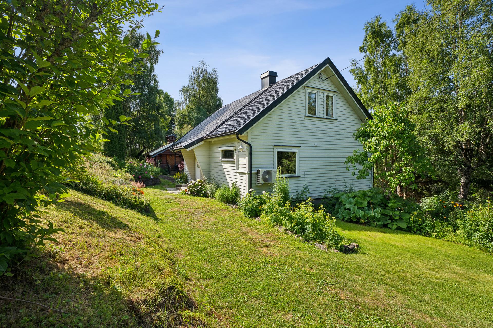 Eiet tomt på ca. 1 051 m² som er pent opparbeidet med plen og beplantning. Bilde nummer 3 av 3