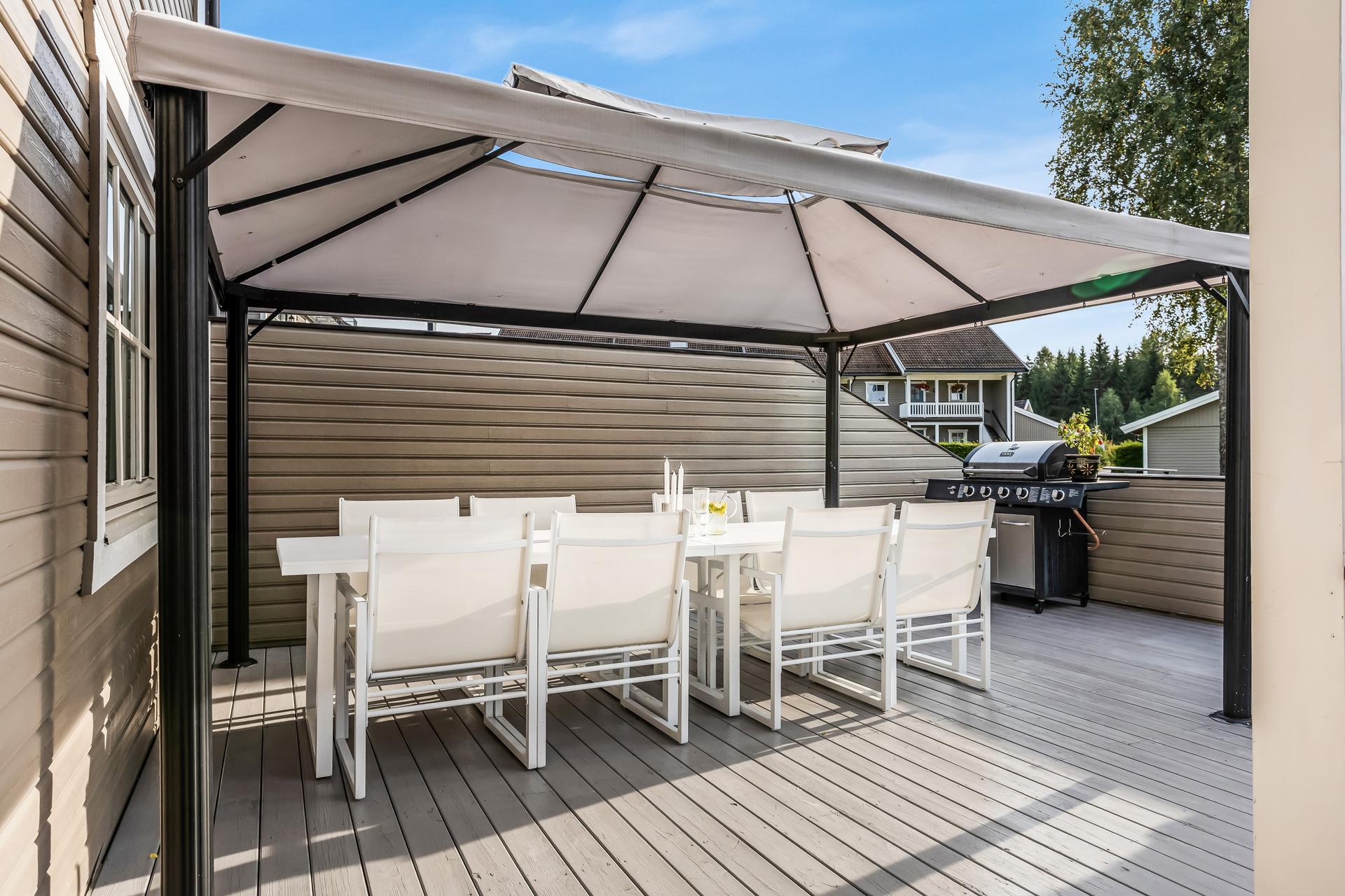 Leiligheten har en stor markterrasse med plass til flere sittegrupper.. Bilde nummer 2 av 3
