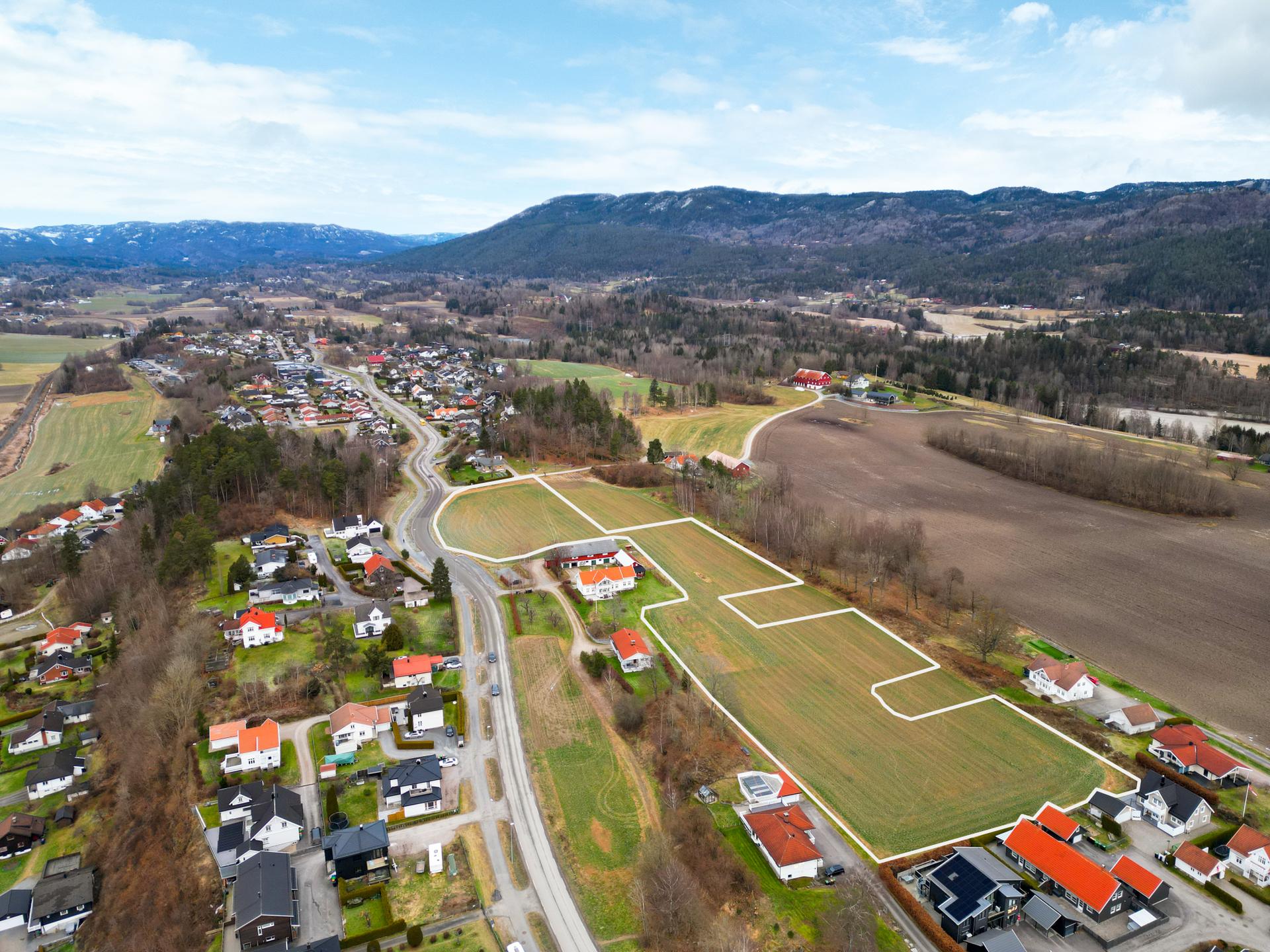 Dronefoto med oversikt til feltet.  I bakgrunnen Limi, Vestre Skrehelle og Luksefjellene. . Bilde nummer 2 av 3