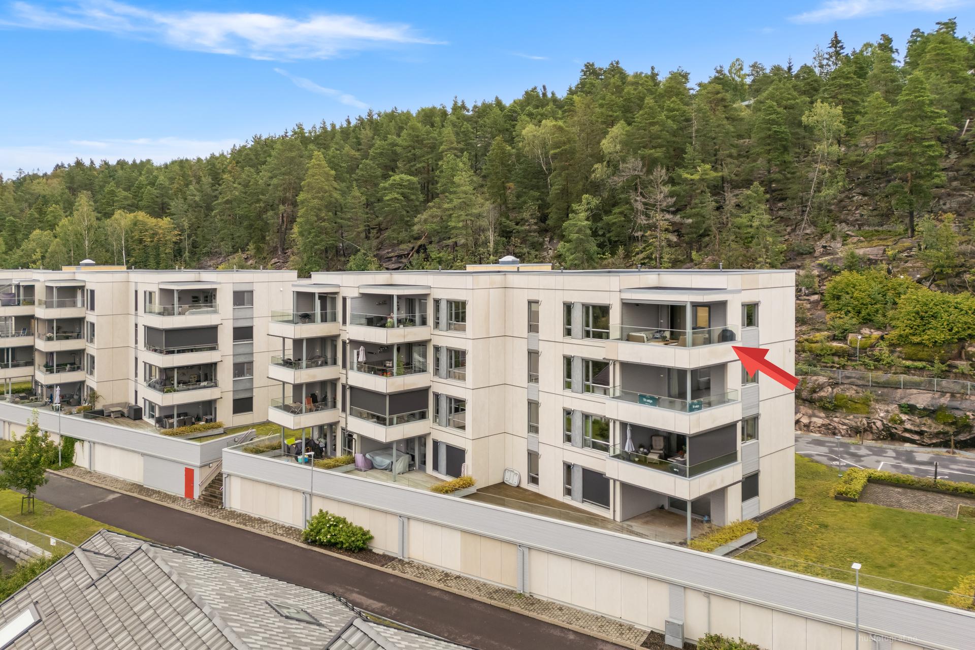 Leiligheten ligger ligger høyt som topp- og endeleilighet, med flott utsikt over Sandebygda. . Bilde nummer 3 av 3