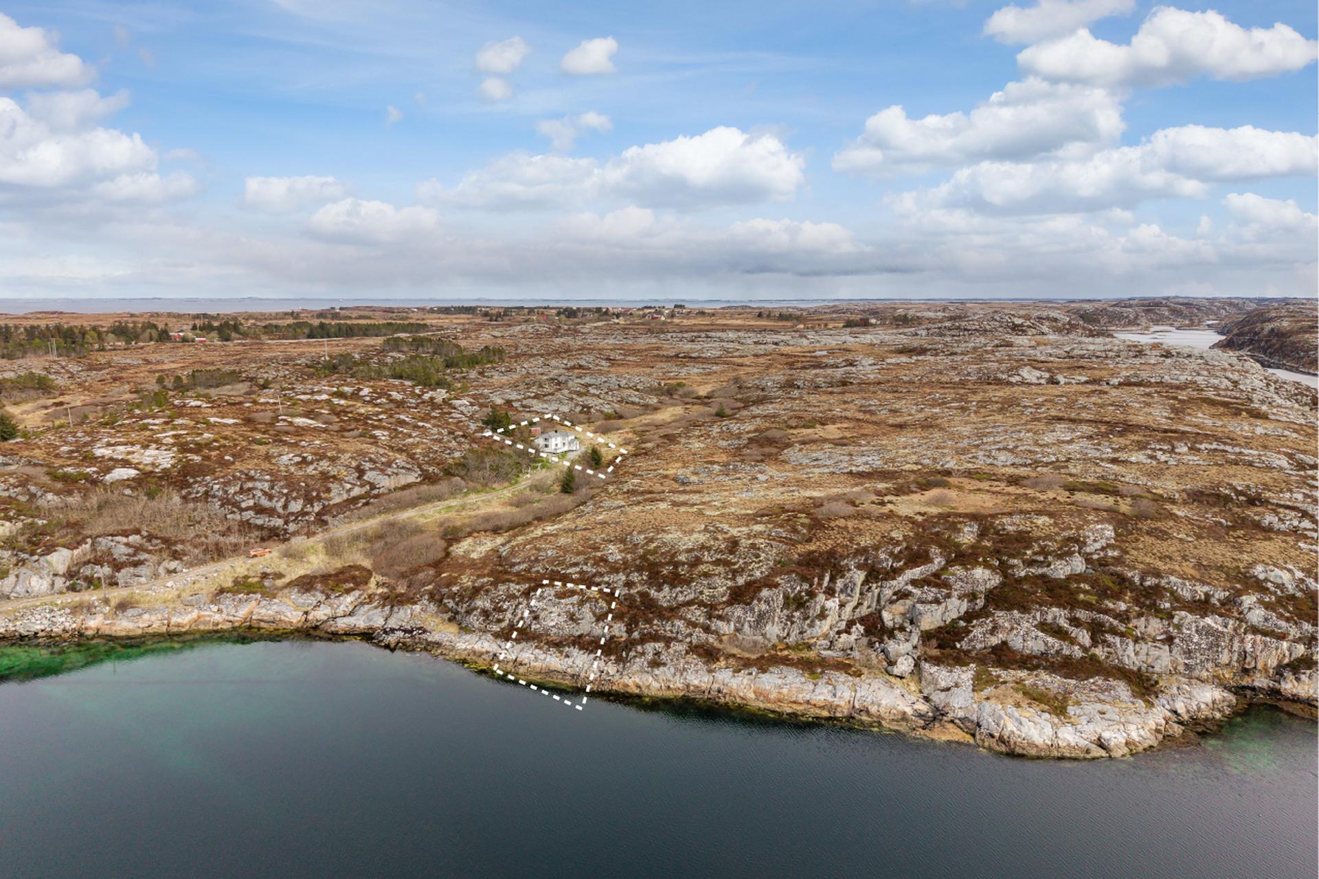 Hytta har en idyllisk beliggenhet ved sjøen. Ca eiendomsgrenser er inntegnet.. Bilde nummer 3 av 3