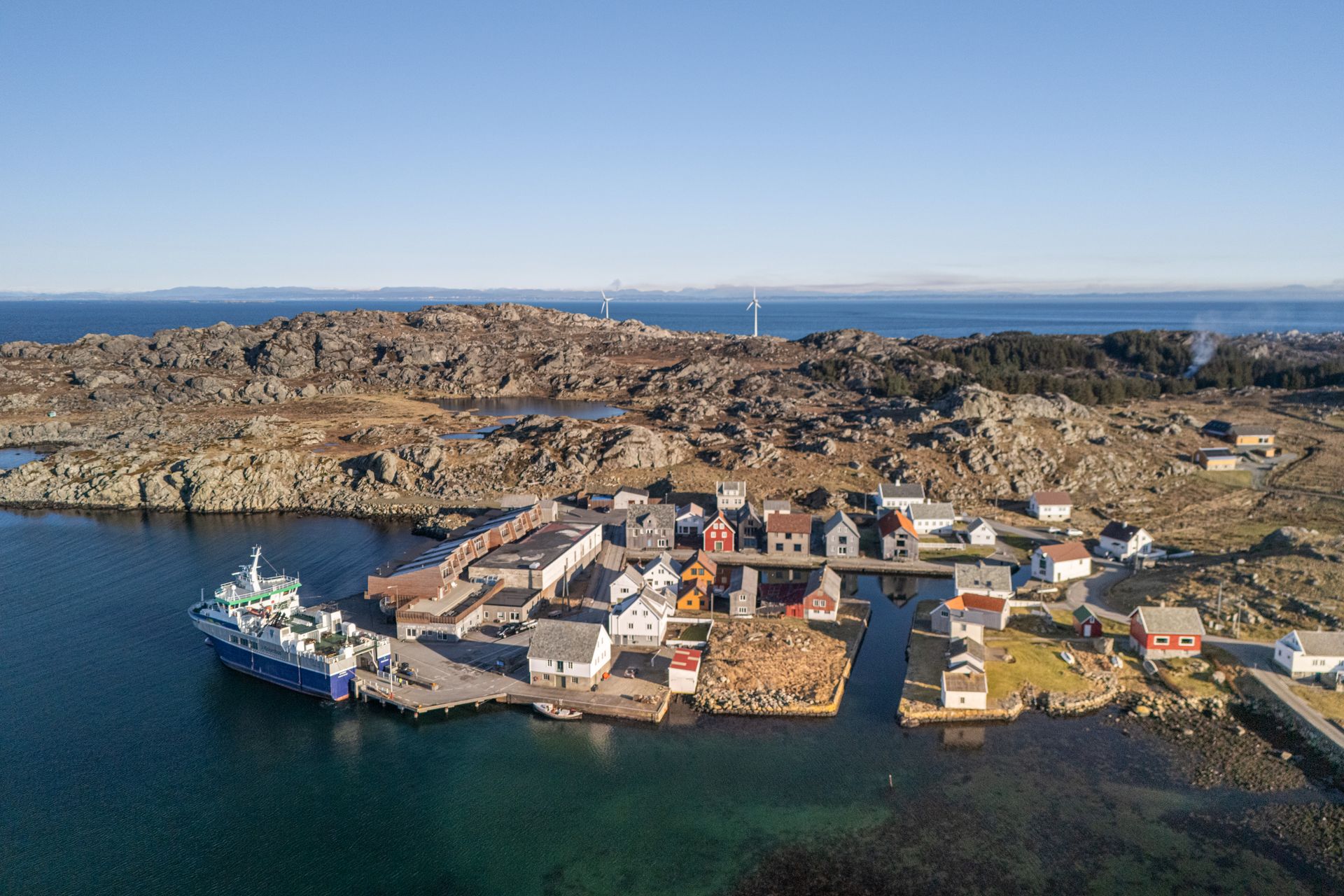 Beliggende i Nordvikvågen med havet rett utenfor stuevinduet. Bilde nummer 2 av 3