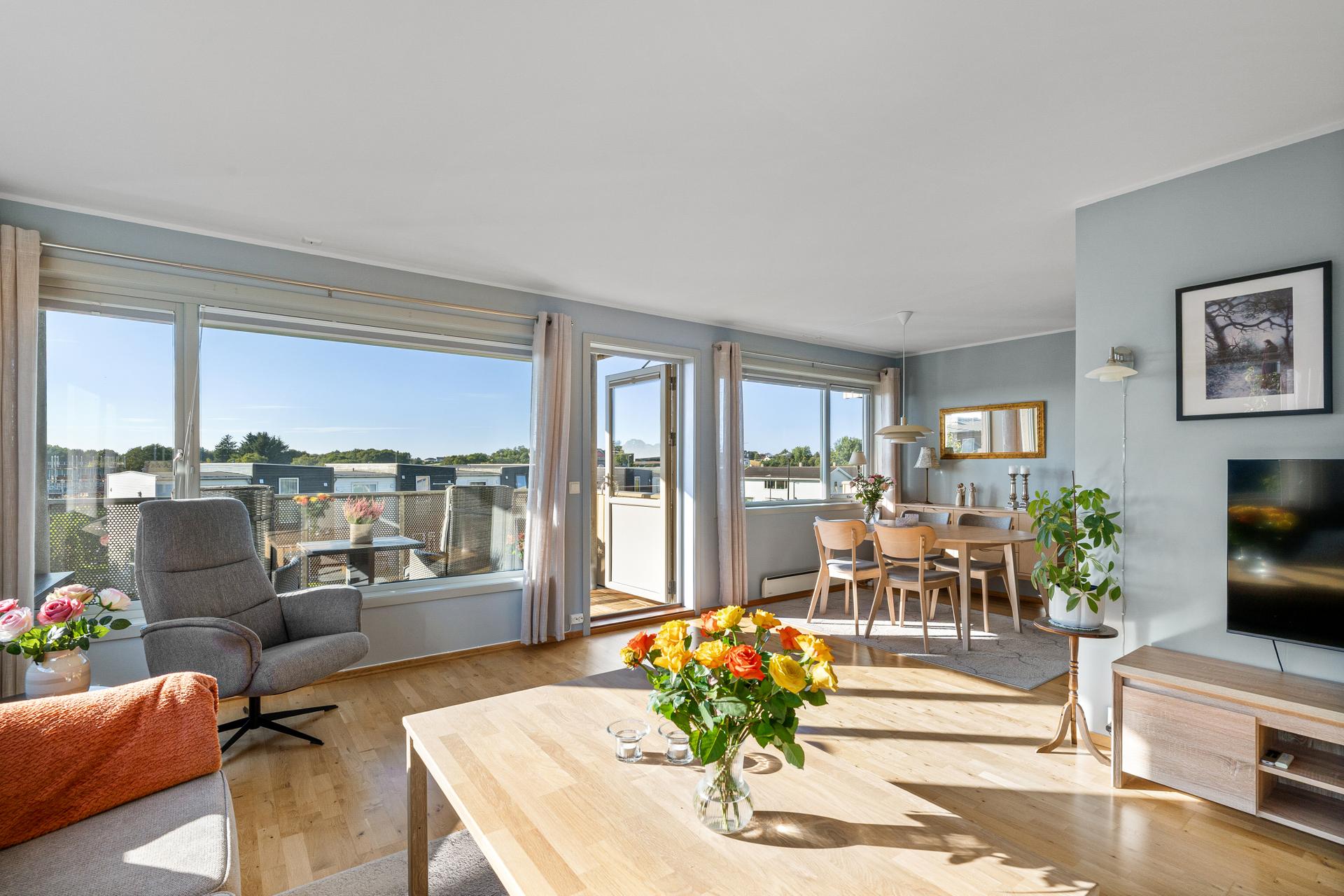 Lys og flott endeleilighet i 2. etasje med fin utsikt og bra solforhold . Bilde nummer 3 av 3